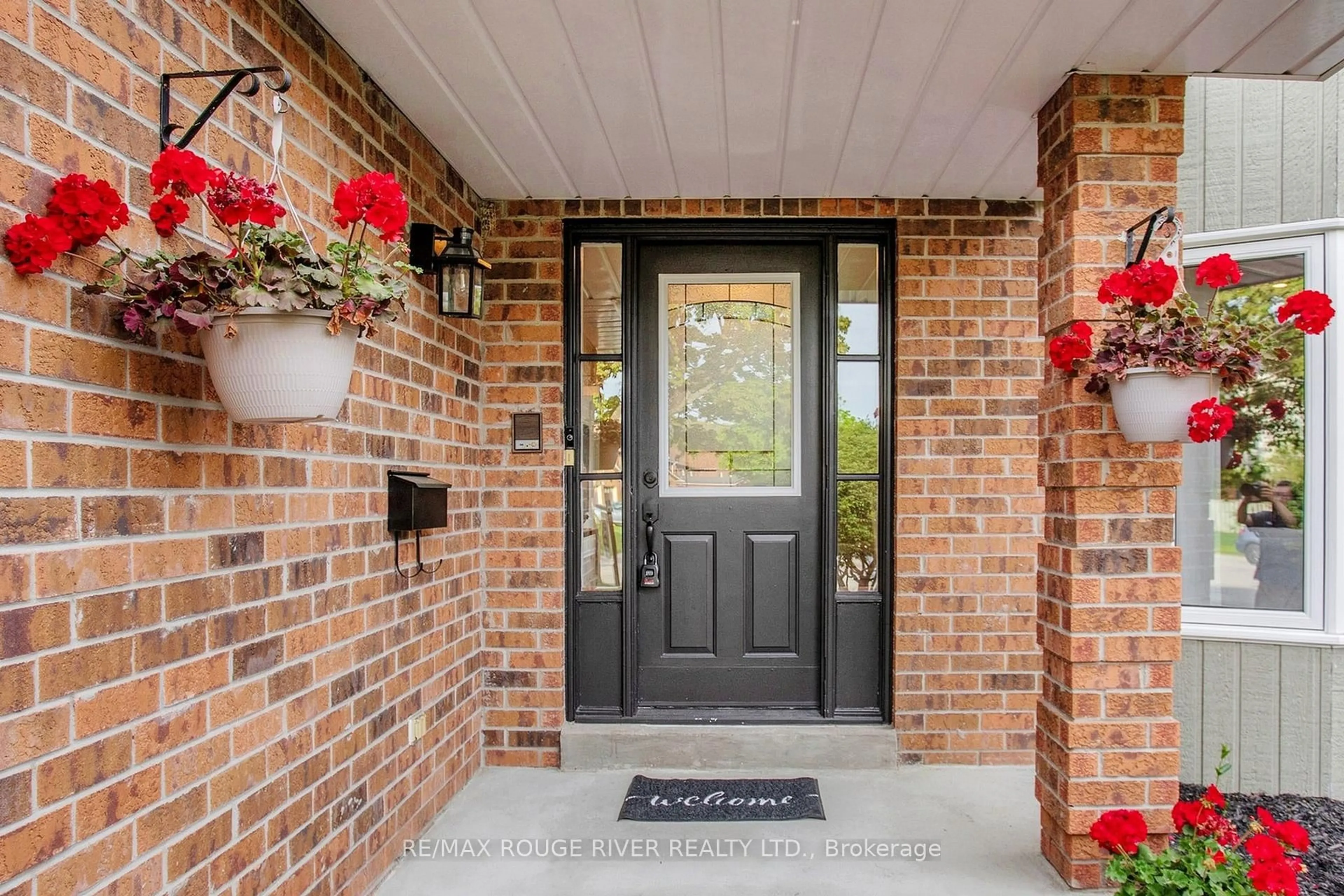 Indoor entryway for 1110 Timber Crt, Pickering Ontario L1X 1T4