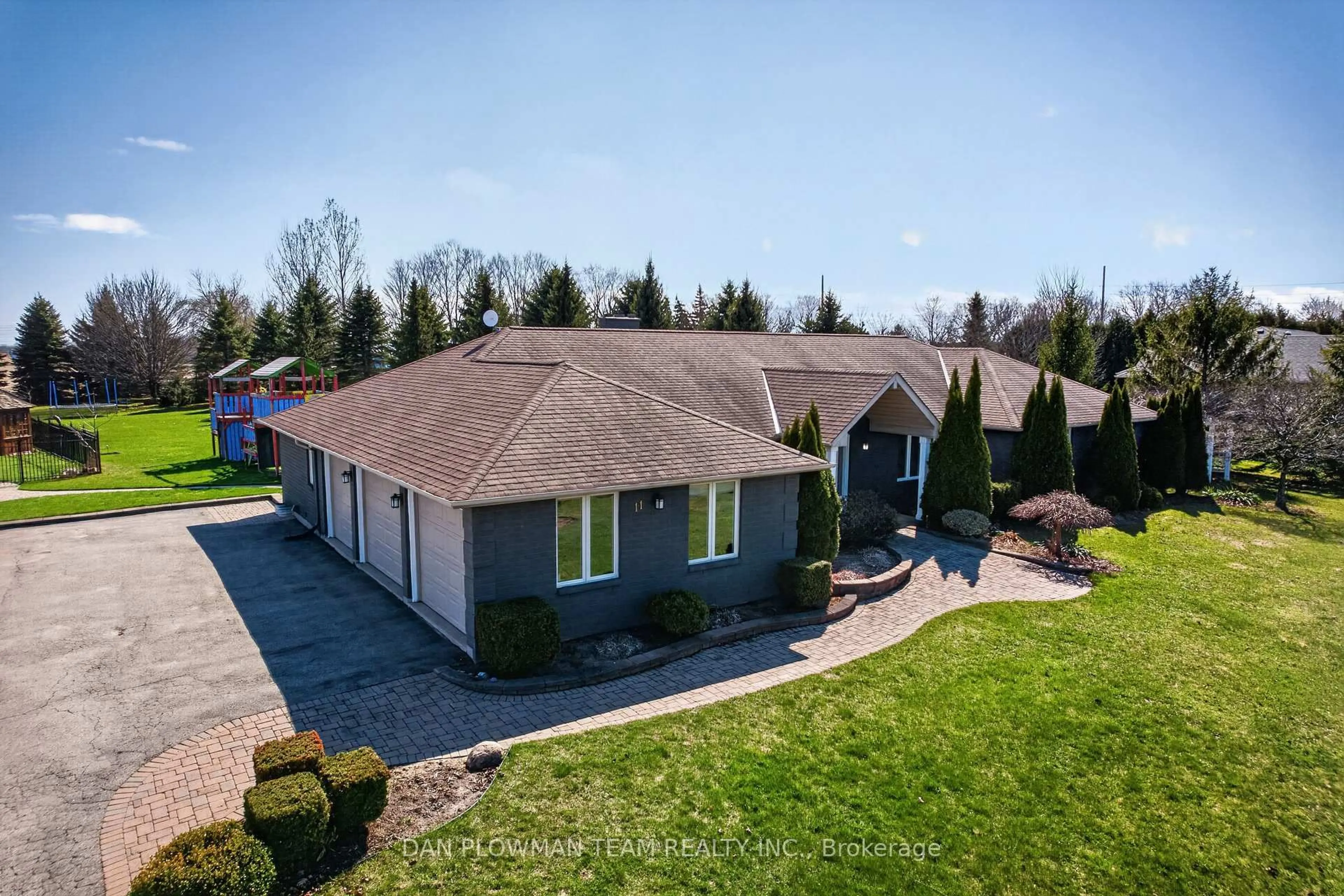 A pic from outside/outdoor area/front of a property/back of a property/a pic from drone, unknown for 11 Steepleview Crt, Oshawa Ontario L1H 0S6
