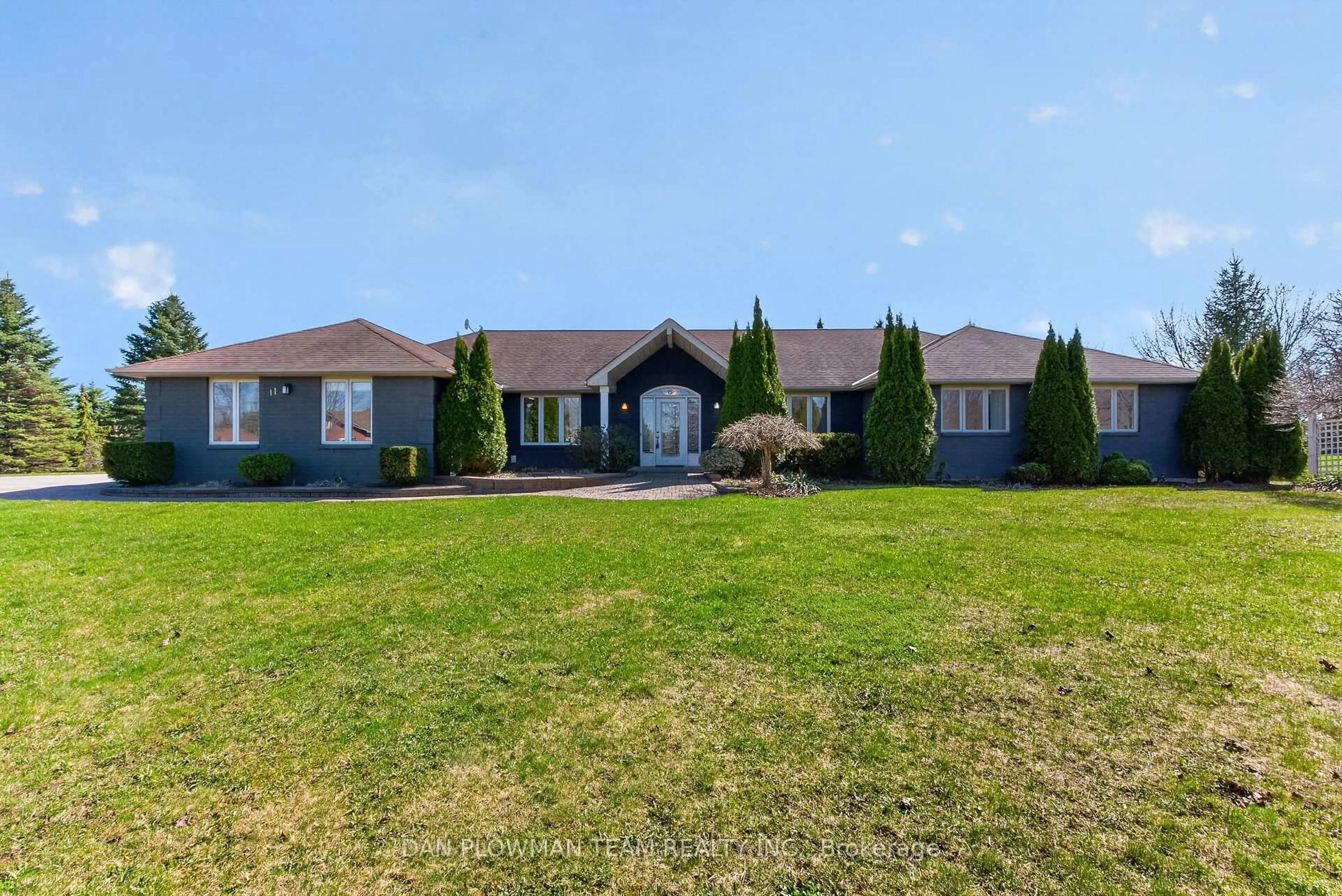 A pic from outside/outdoor area/front of a property/back of a property/a pic from drone, unknown for 11 Steepleview Crt, Oshawa Ontario L1H 0S6