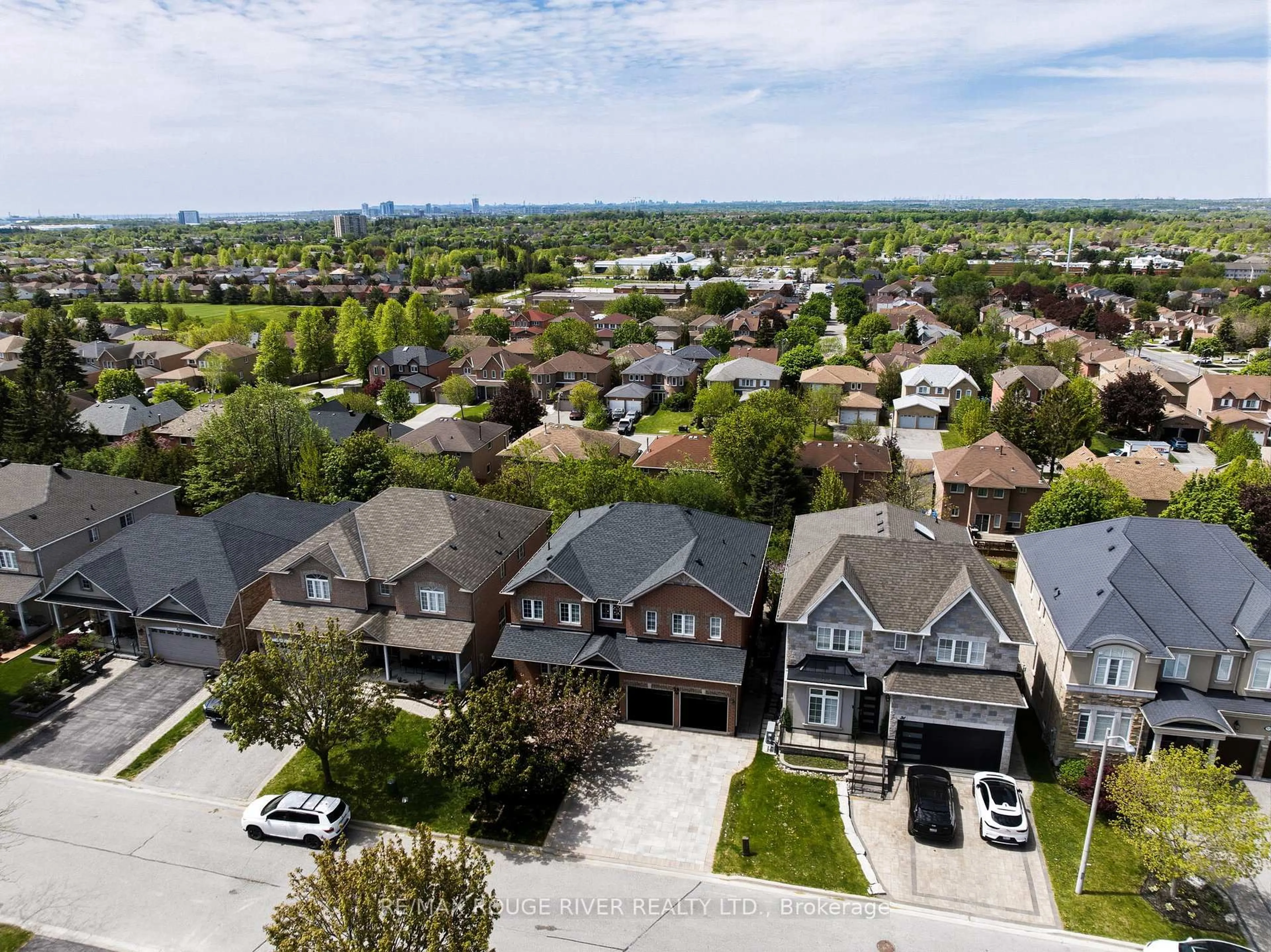 A pic from outside/outdoor area/front of a property/back of a property/a pic from drone, street for 29 Sheldon Dr, Ajax Ontario L1T 4K7