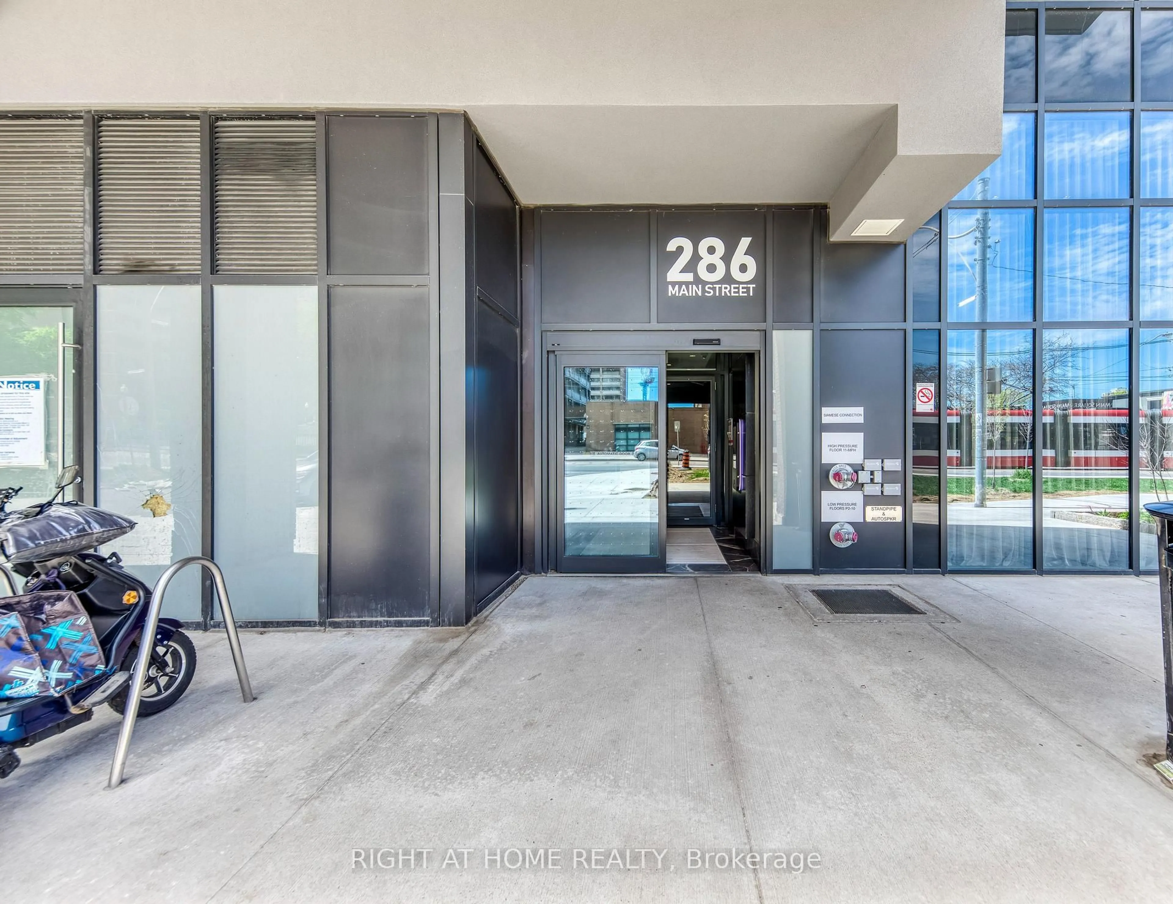 Indoor foyer for 286 Main St #619, Toronto Ontario M4C 0B3