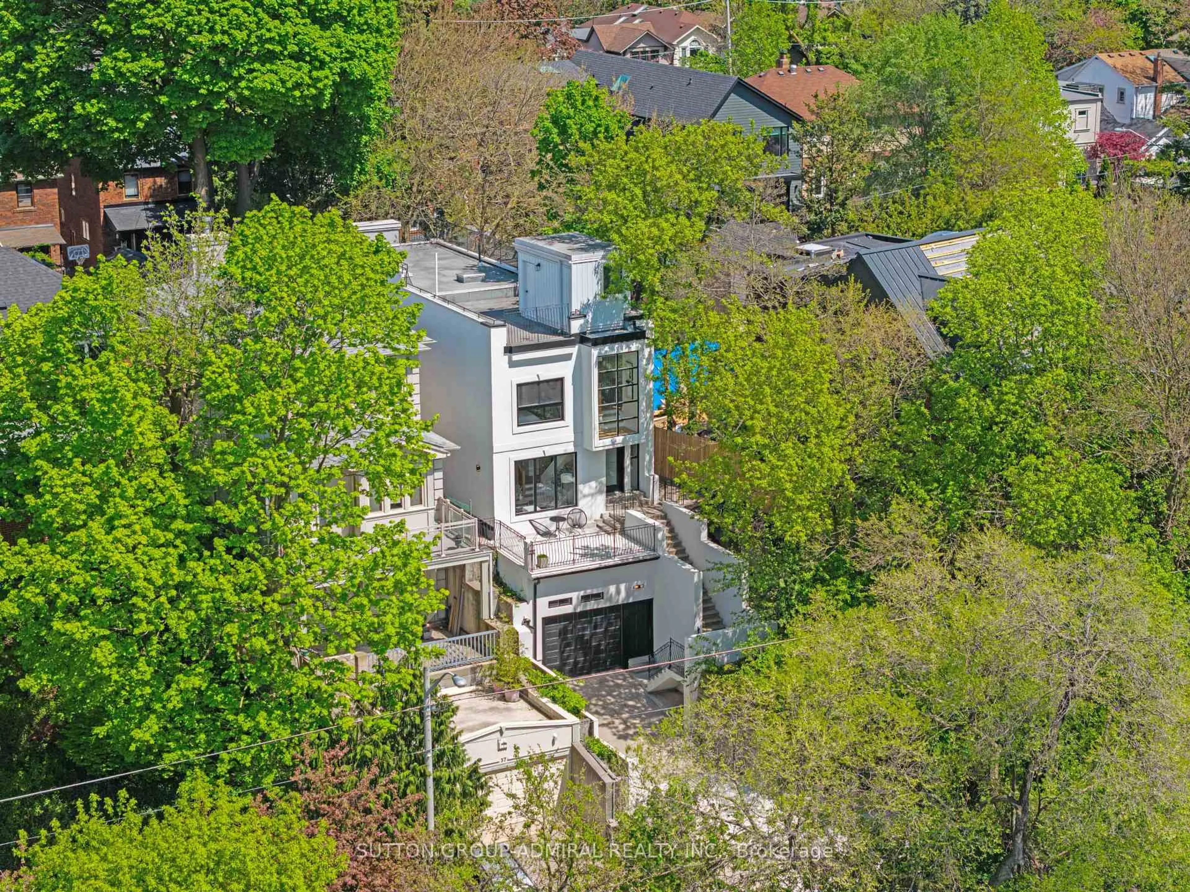 A pic from outside/outdoor area/front of a property/back of a property/a pic from drone, building for 35 Beechwood Dr, Toronto Ontario M4K 3H7