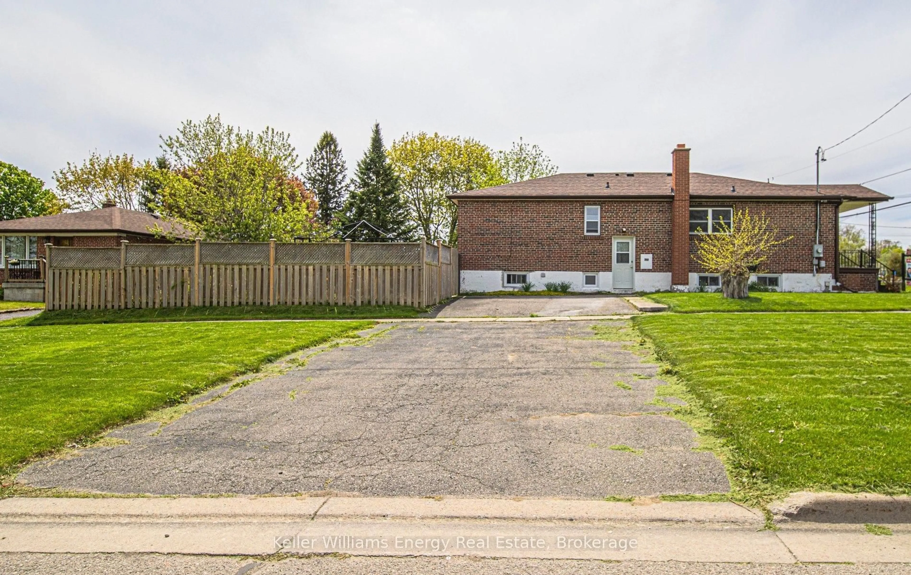 A pic from outside/outdoor area/front of a property/back of a property/a pic from drone, street for 249 Thomas St, Oshawa Ontario L1J 1M3