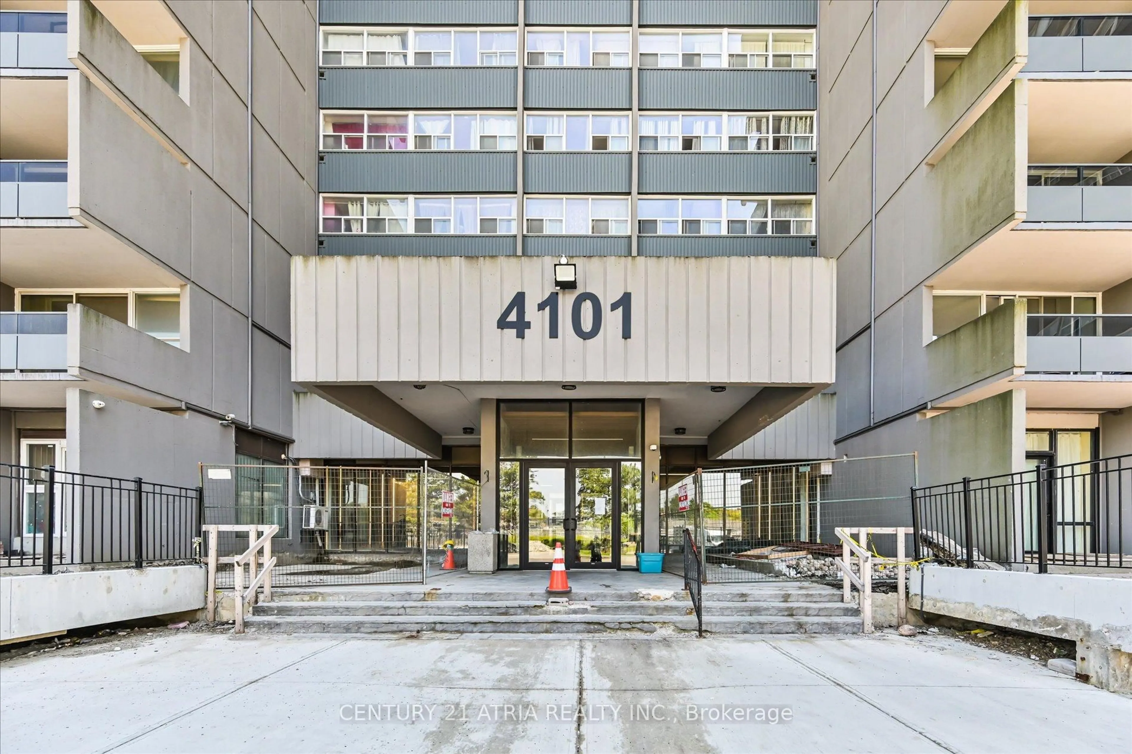 Indoor foyer for 4101 Sheppard Ave #207, Toronto Ontario M1S 3H3