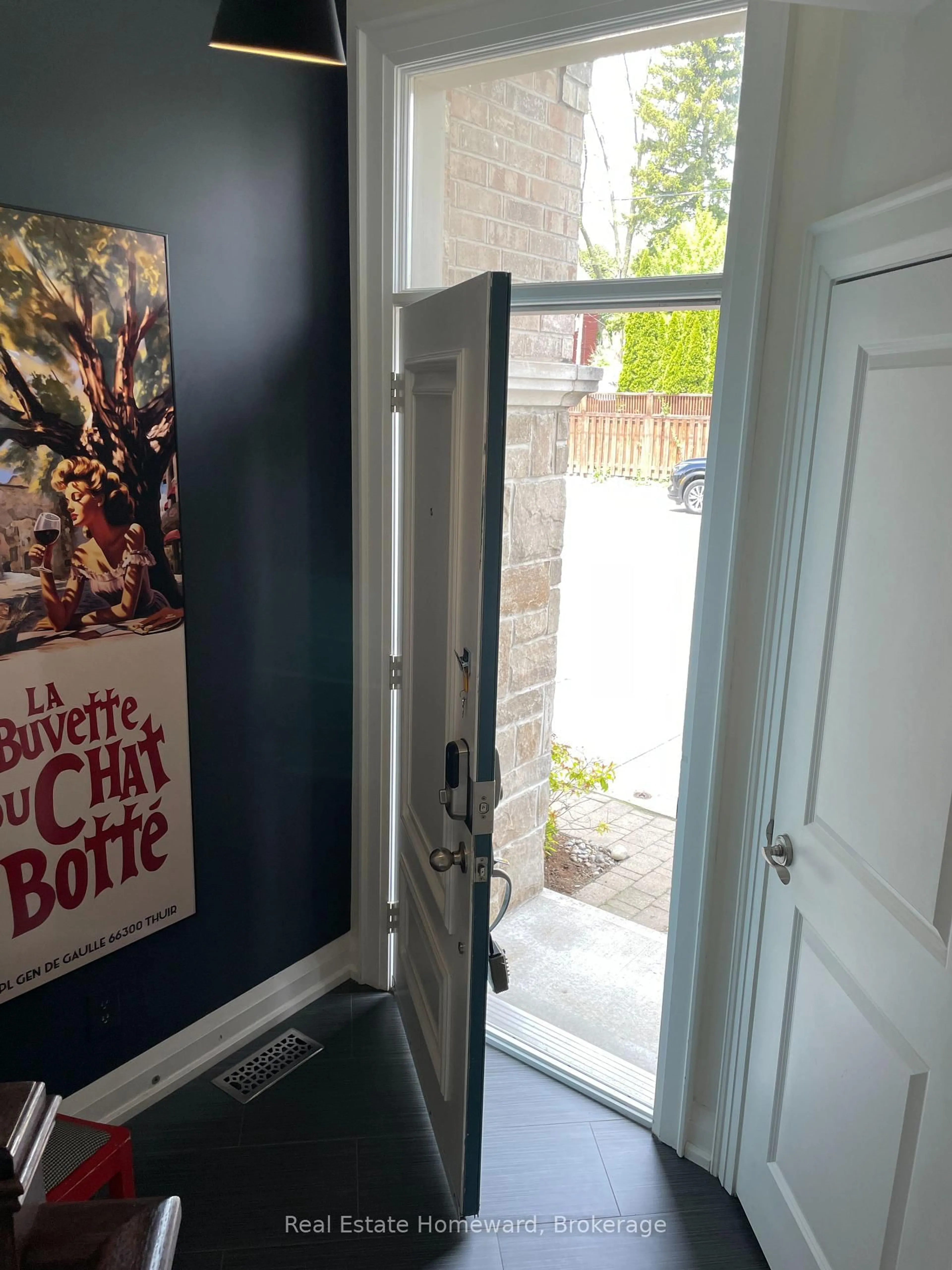 Indoor entryway for 1467 Dundas St, Toronto Ontario M4M 1S7