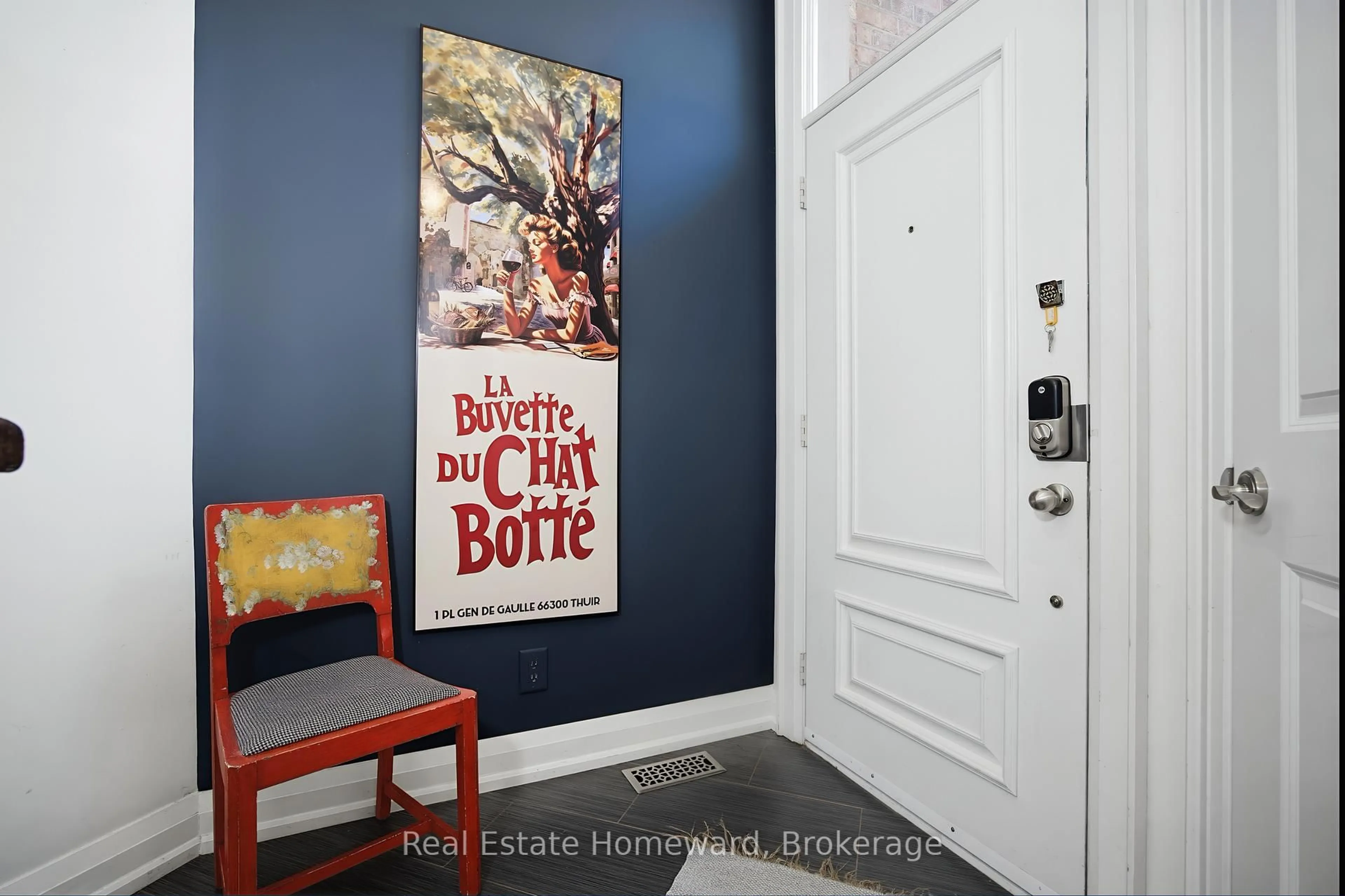 Indoor entryway for 1467 Dundas St, Toronto Ontario M4M 1S7