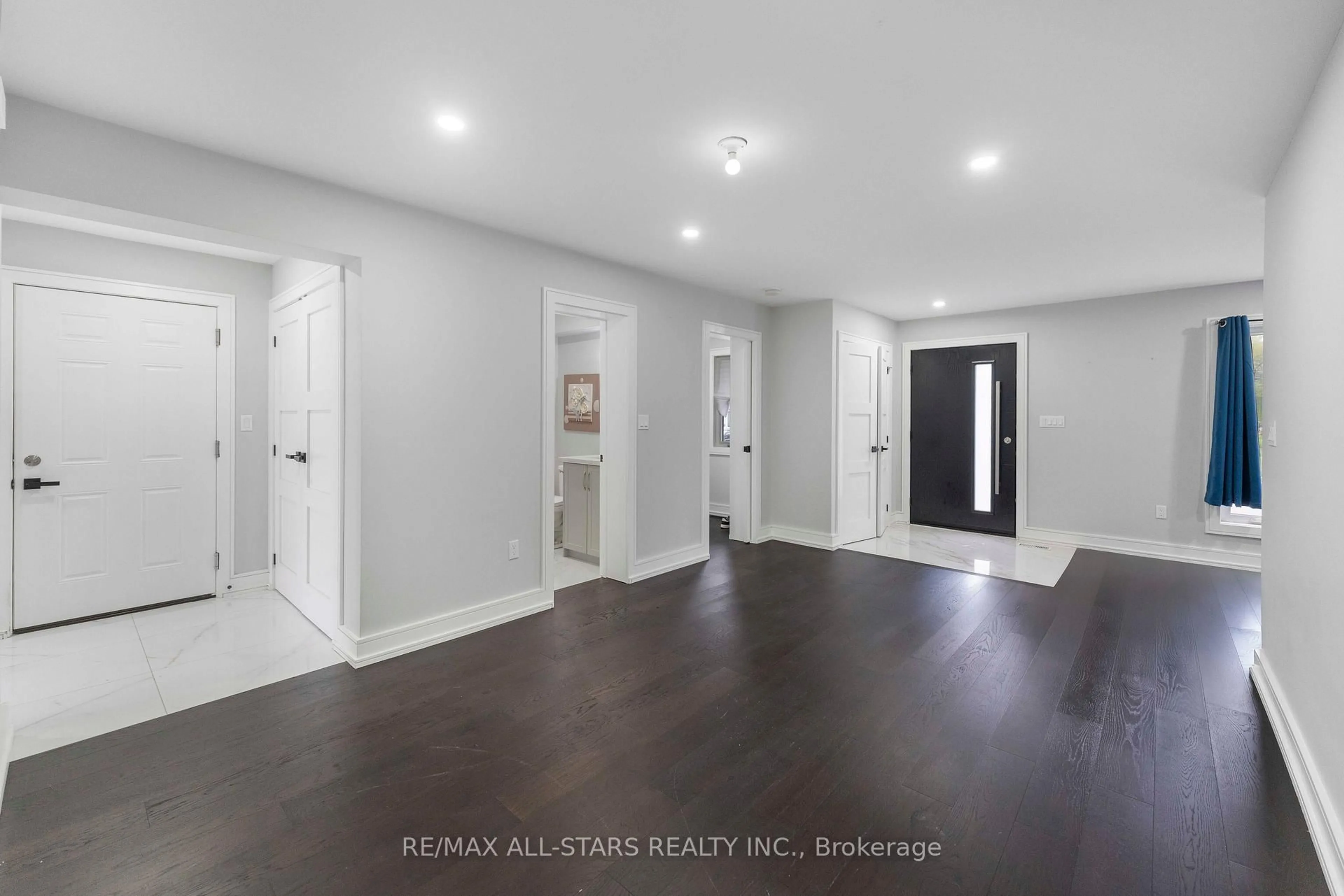 Indoor entryway for 826 Krosno Blvd, Pickering Ontario L1W 1G9