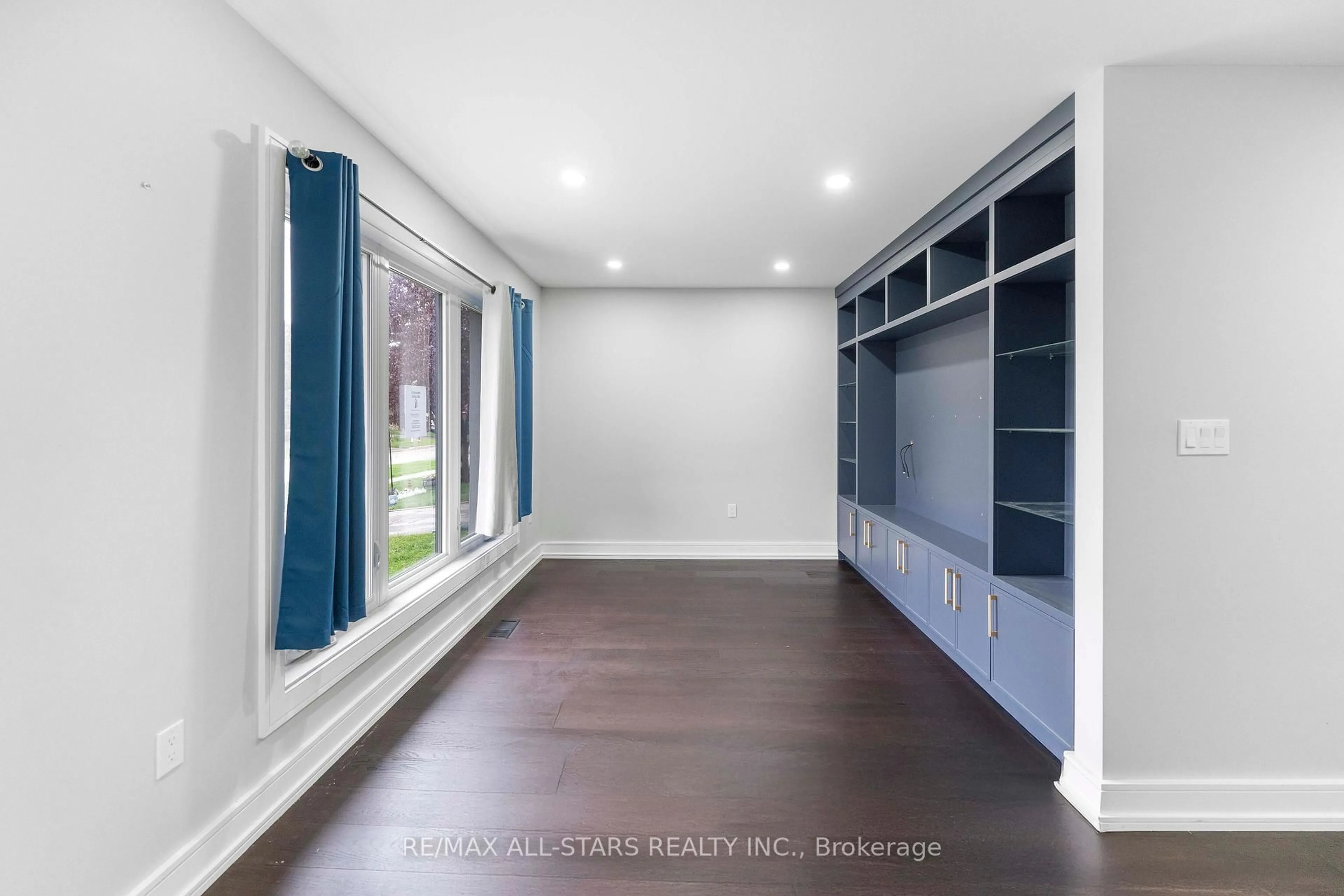 Indoor entryway for 826 Krosno Blvd, Pickering Ontario L1W 1G9