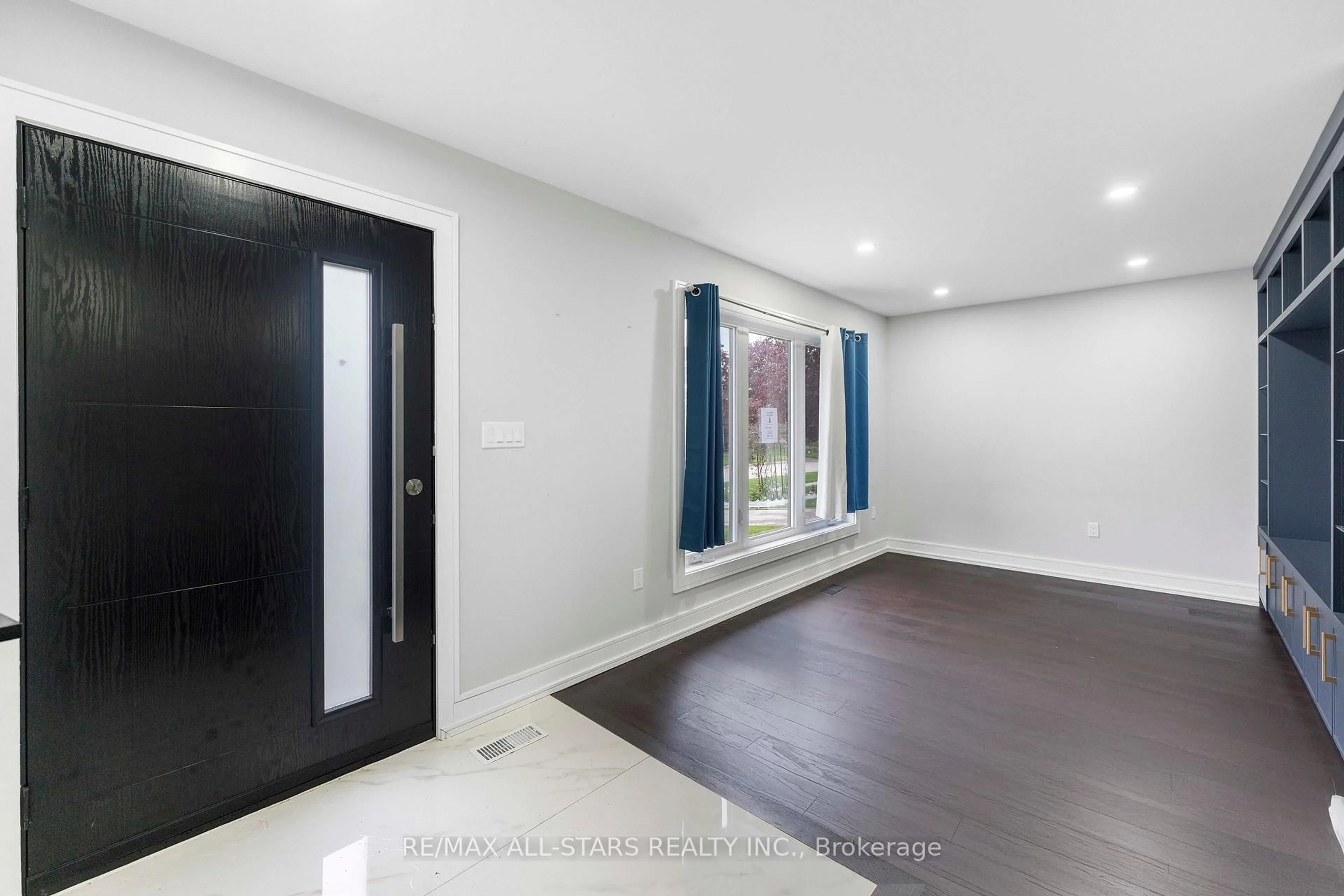 Indoor entryway for 826 Krosno Blvd, Pickering Ontario L1W 1G9