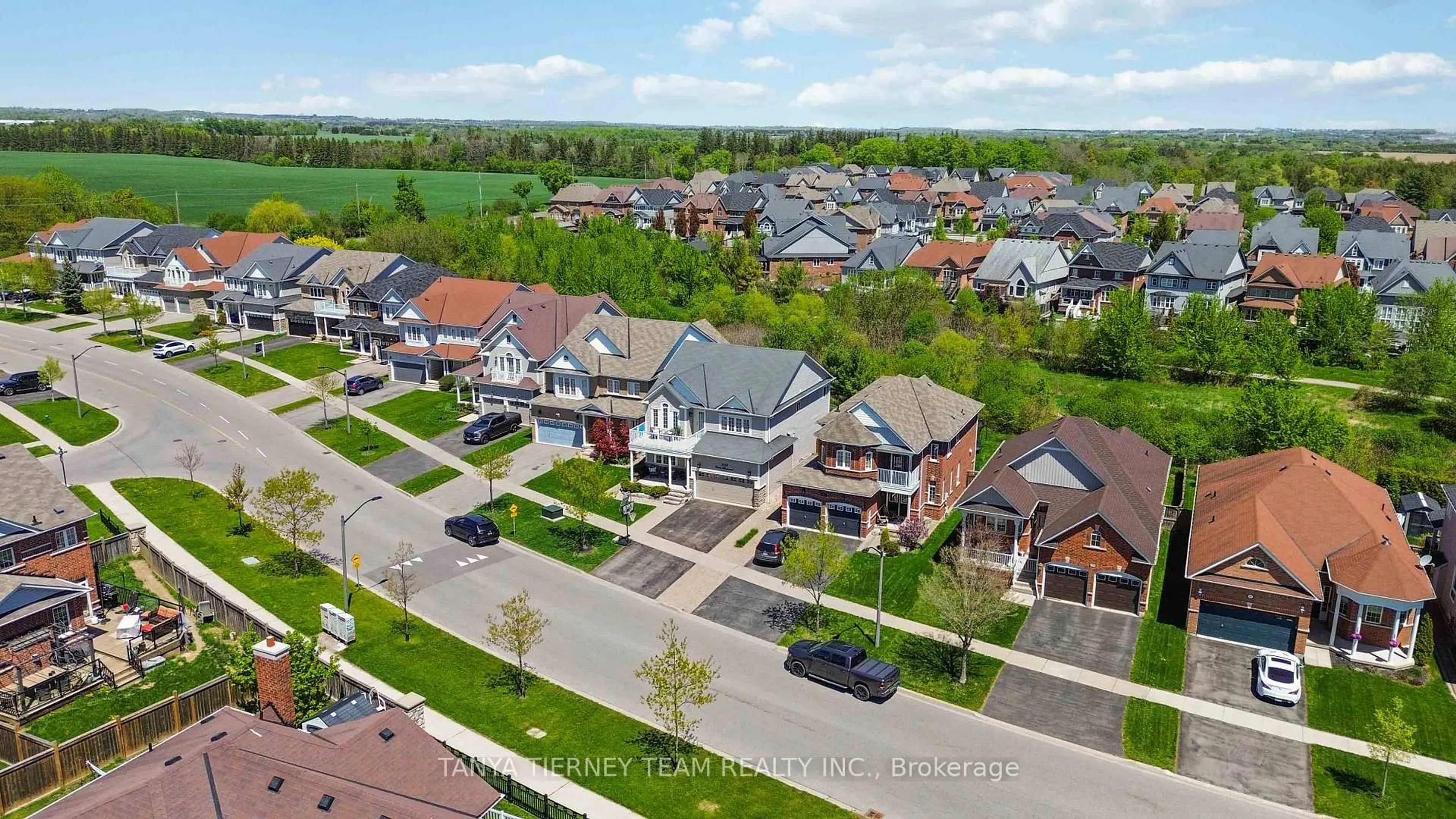 A pic from outside/outdoor area/front of a property/back of a property/a pic from drone, street for 303 Cachet Blvd, Whitby Ontario L1M 0C7