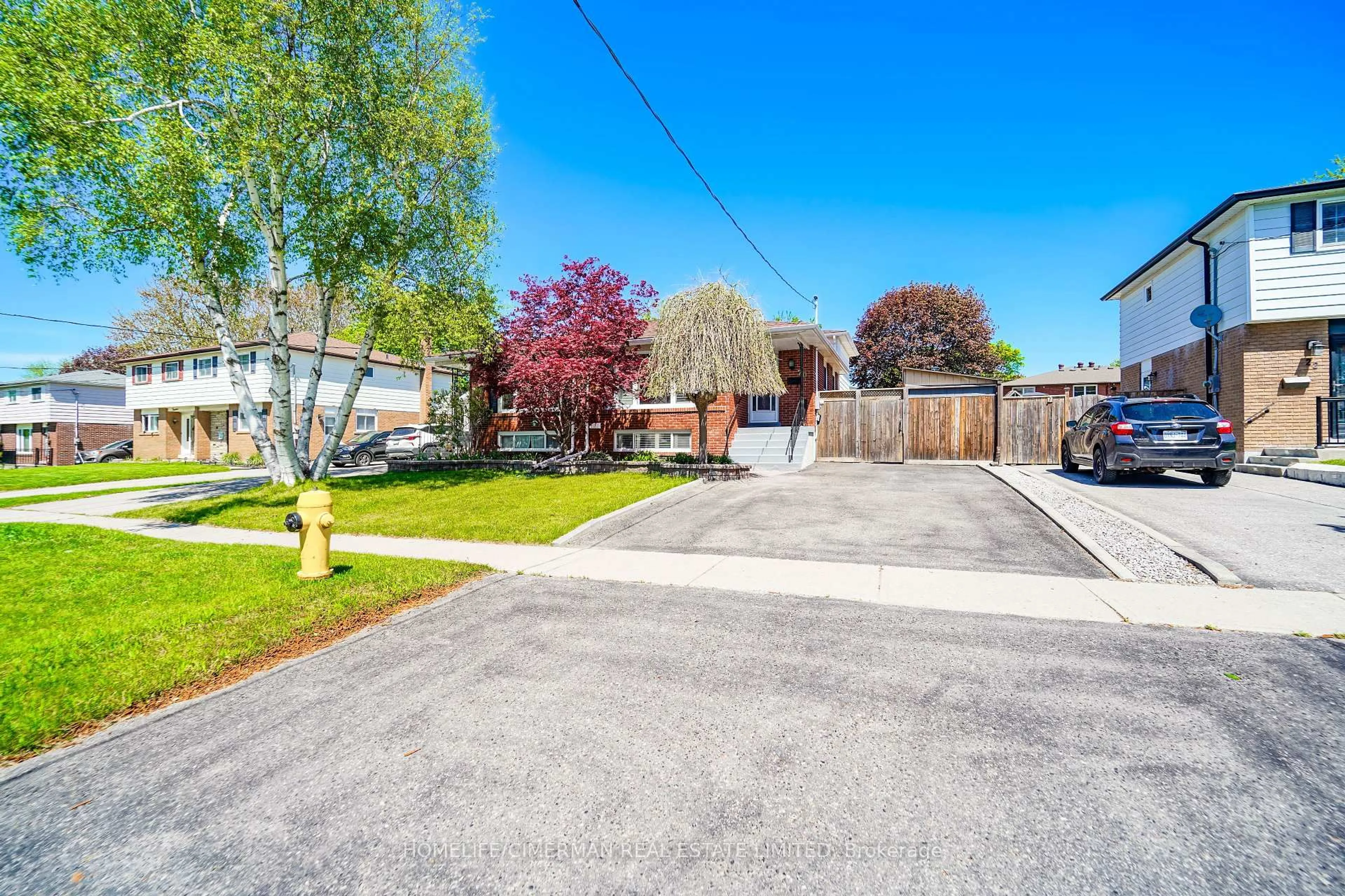 A pic from outside/outdoor area/front of a property/back of a property/a pic from drone, street for 20 Lawrence Cres, Clarington Ontario L1C 1J4