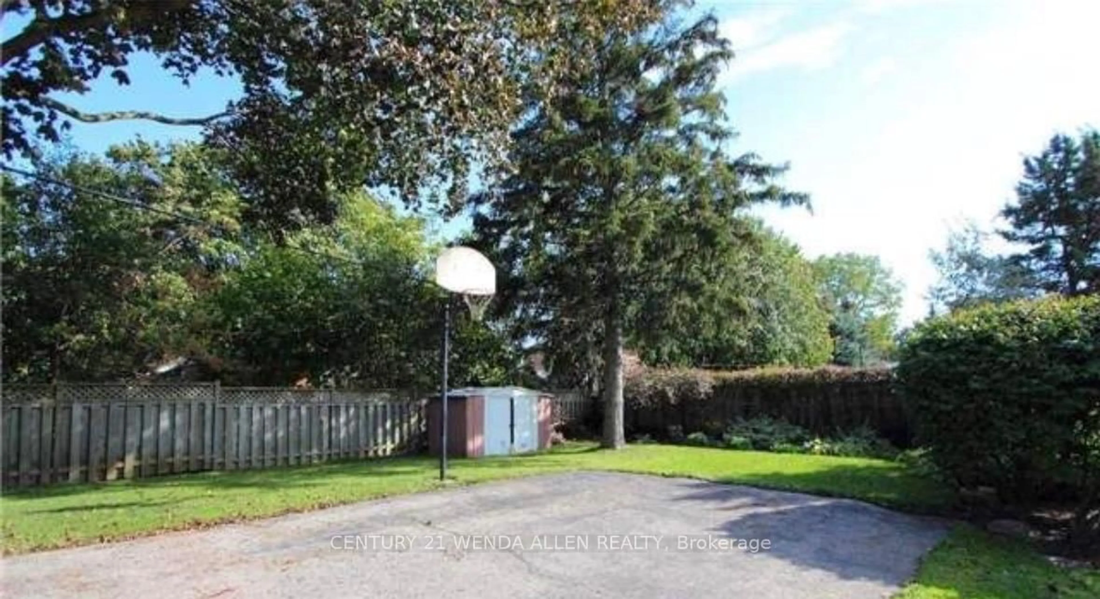 A pic from outside/outdoor area/front of a property/back of a property/a pic from drone, street for 607 Mary St, Whitby Ontario L1N 2S1