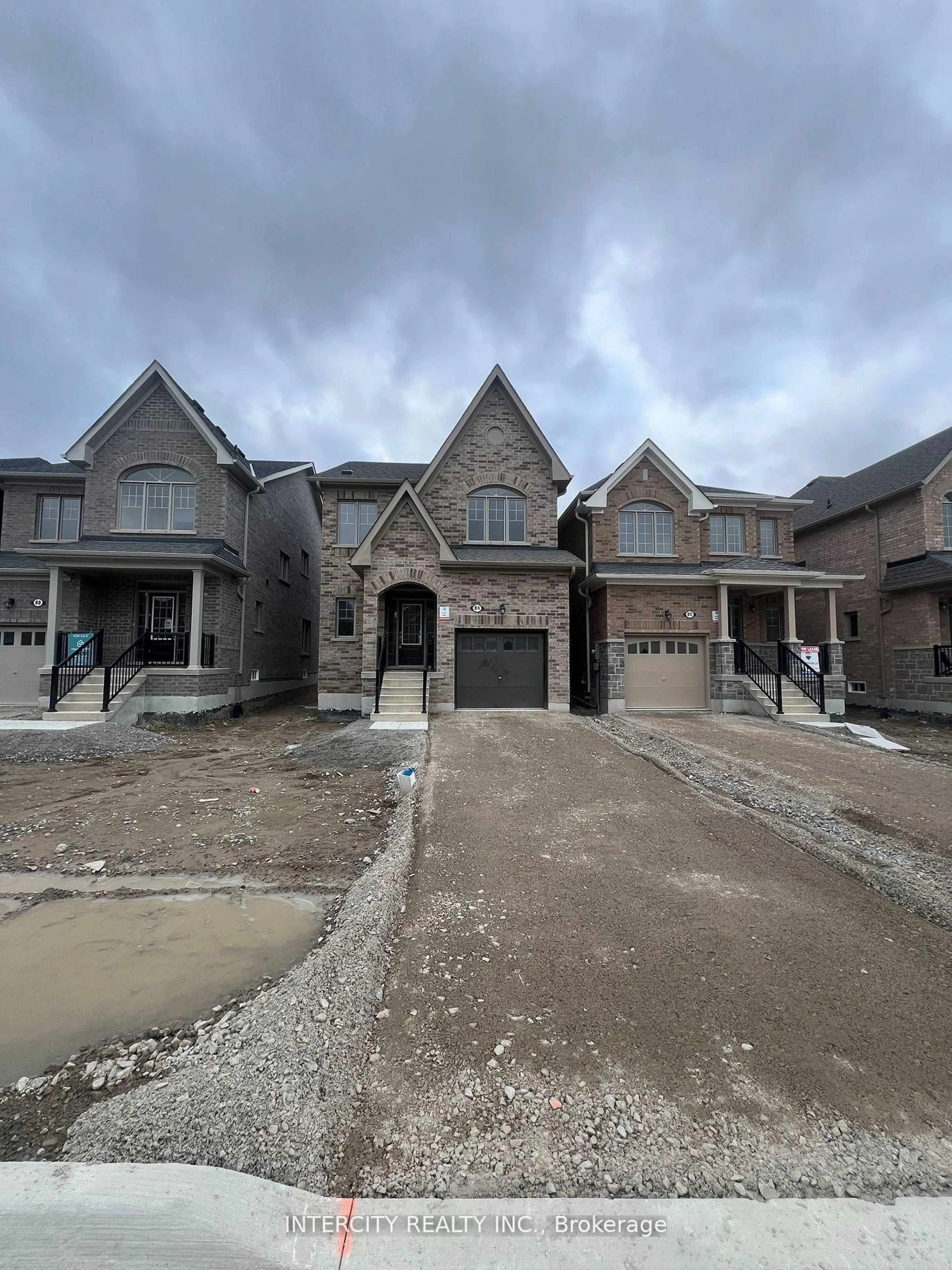 A pic from outside/outdoor area/front of a property/back of a property/a pic from drone, street for 84 Robin Tr, Scugog Ontario L9L 0E2