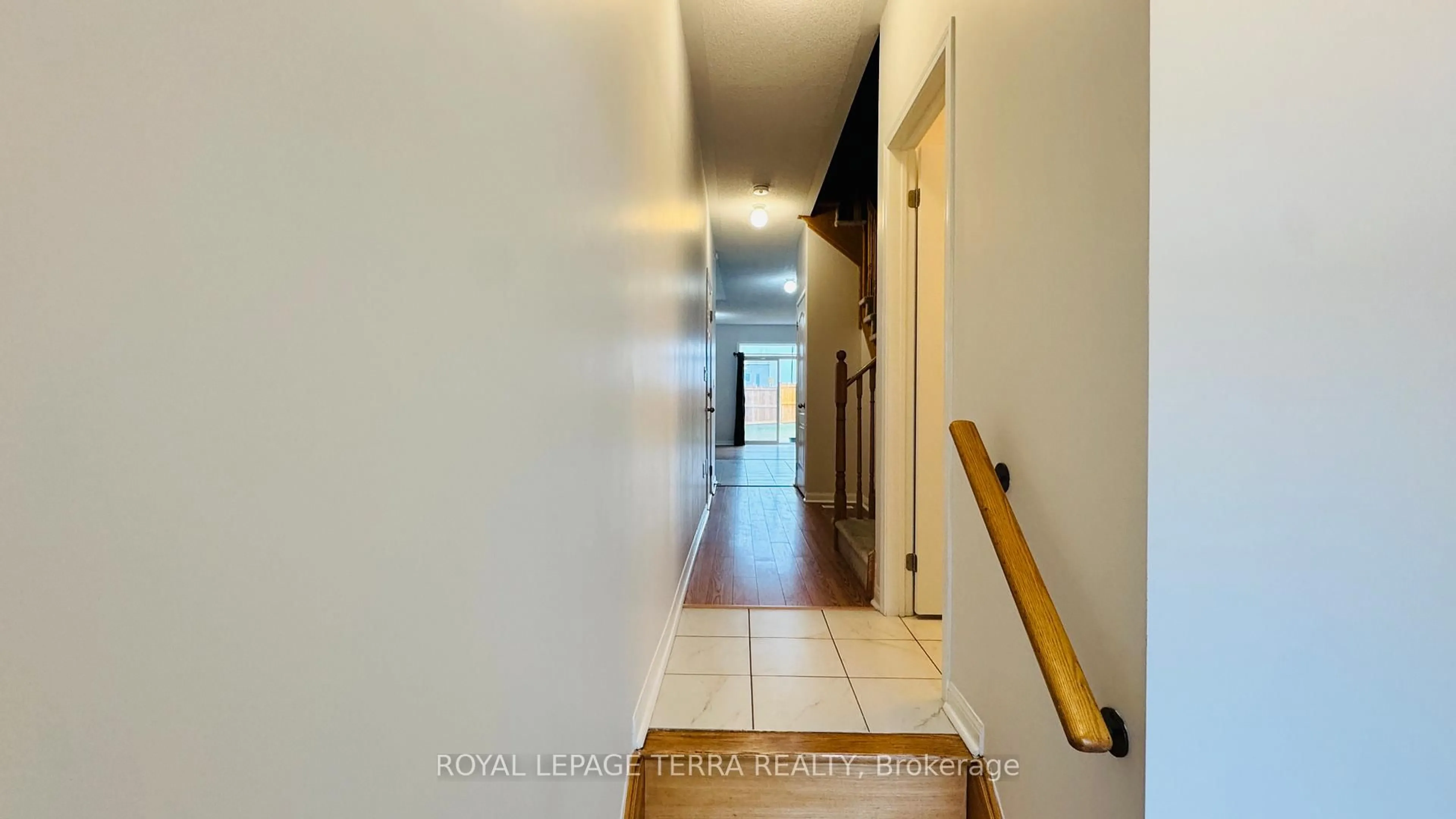 Indoor foyer for 2590 Winter Words Dr, Oshawa Ontario L1L 0S9