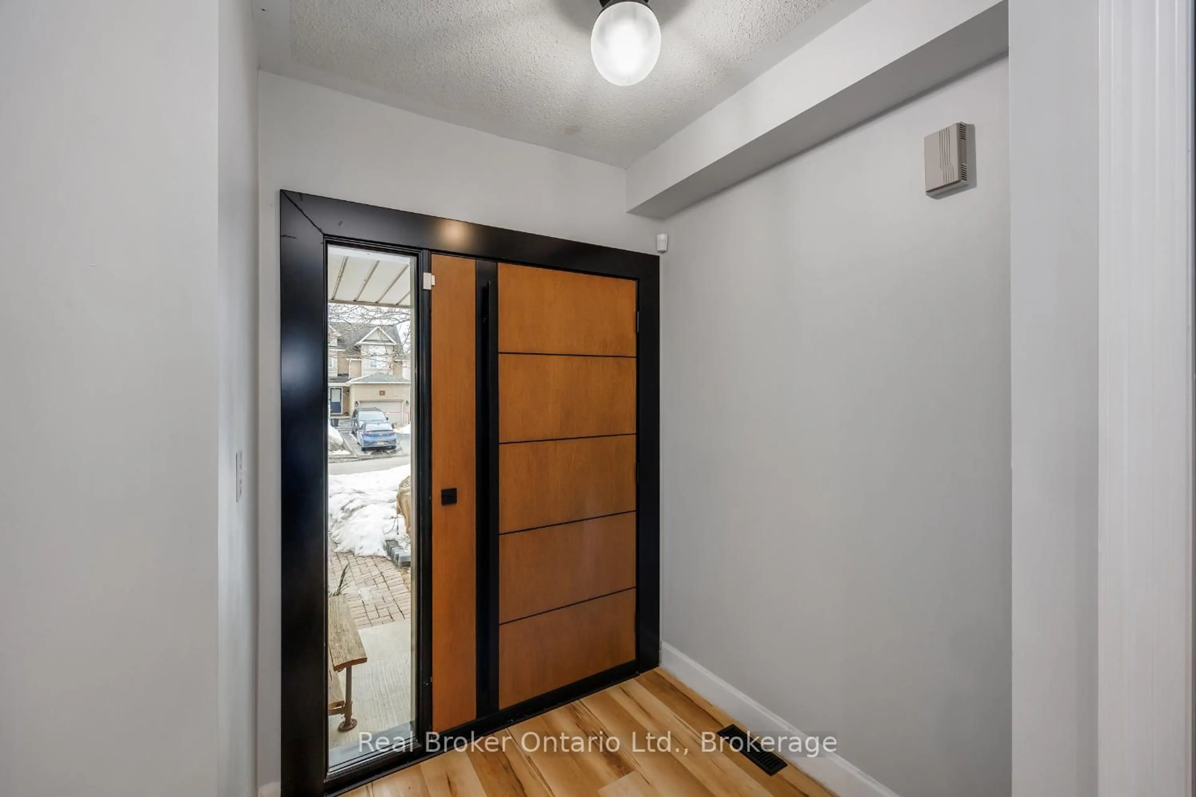 Indoor entryway for 181 Madden Pl, Clarington Ontario L1C 5K4