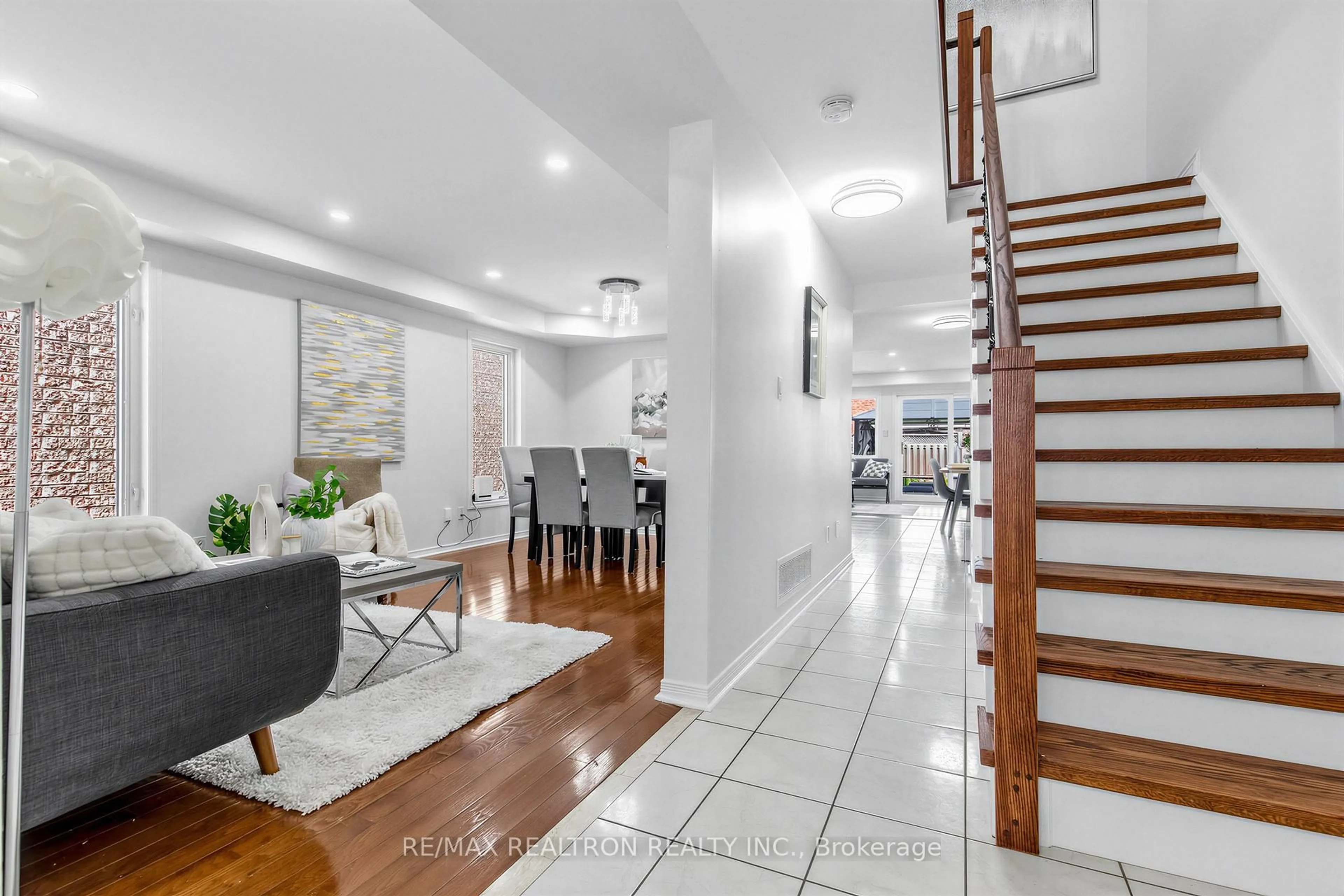 Indoor foyer for 664 Sunbird Tr, Pickering Ontario L1X 2X6