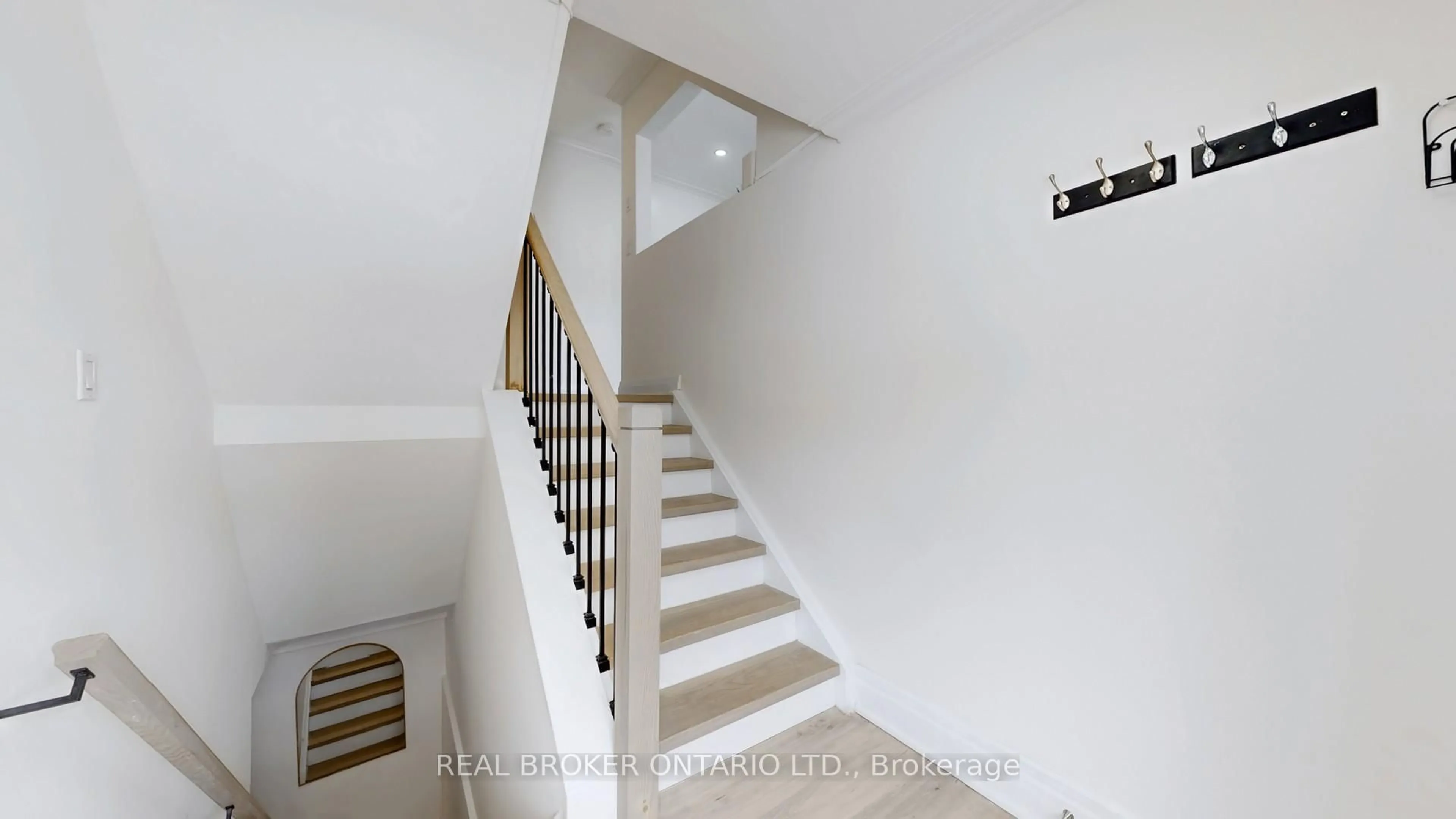 Indoor foyer for 909 King St #26, Oshawa Ontario L1J 2L4
