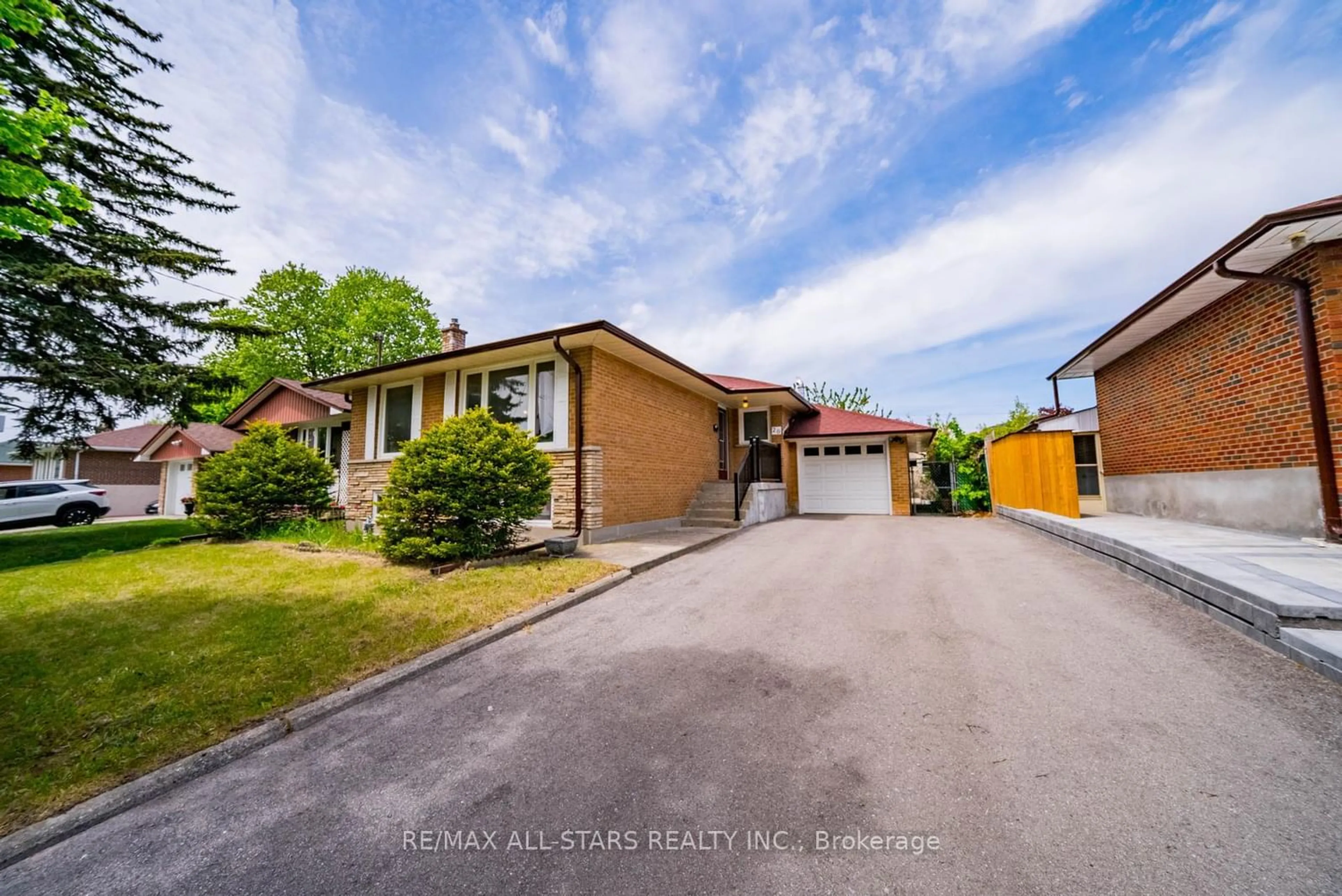 A pic from outside/outdoor area/front of a property/back of a property/a pic from drone, street for 26 Summerglade Dr, Toronto Ontario M1S 1W8