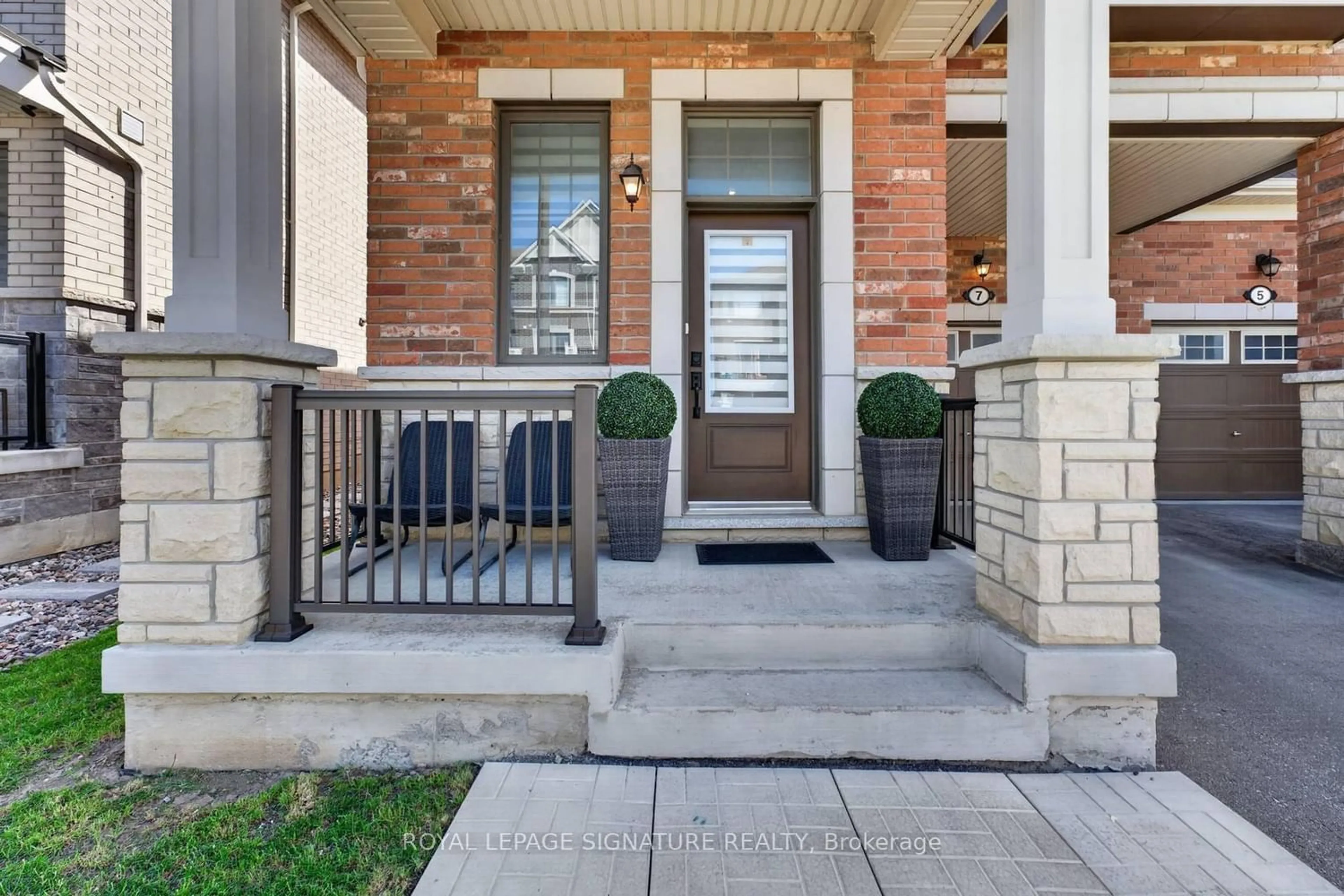 Unknown for 7 Sedgemoor St, Whitby Ontario L1P 0M3