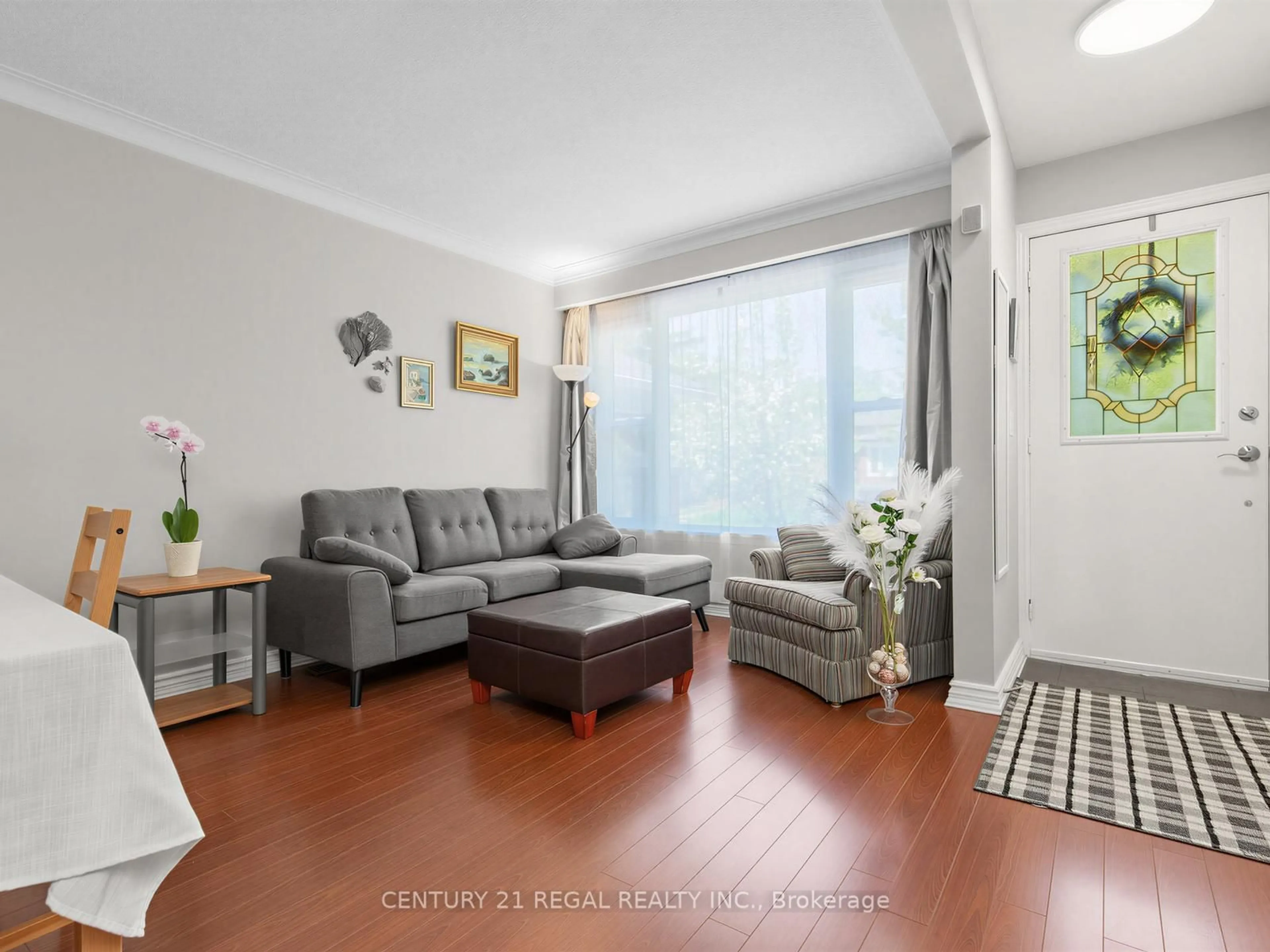 Living room with furniture, wood/laminate floor for 9 Craiglee Dr, Toronto Ontario M1N 2L7