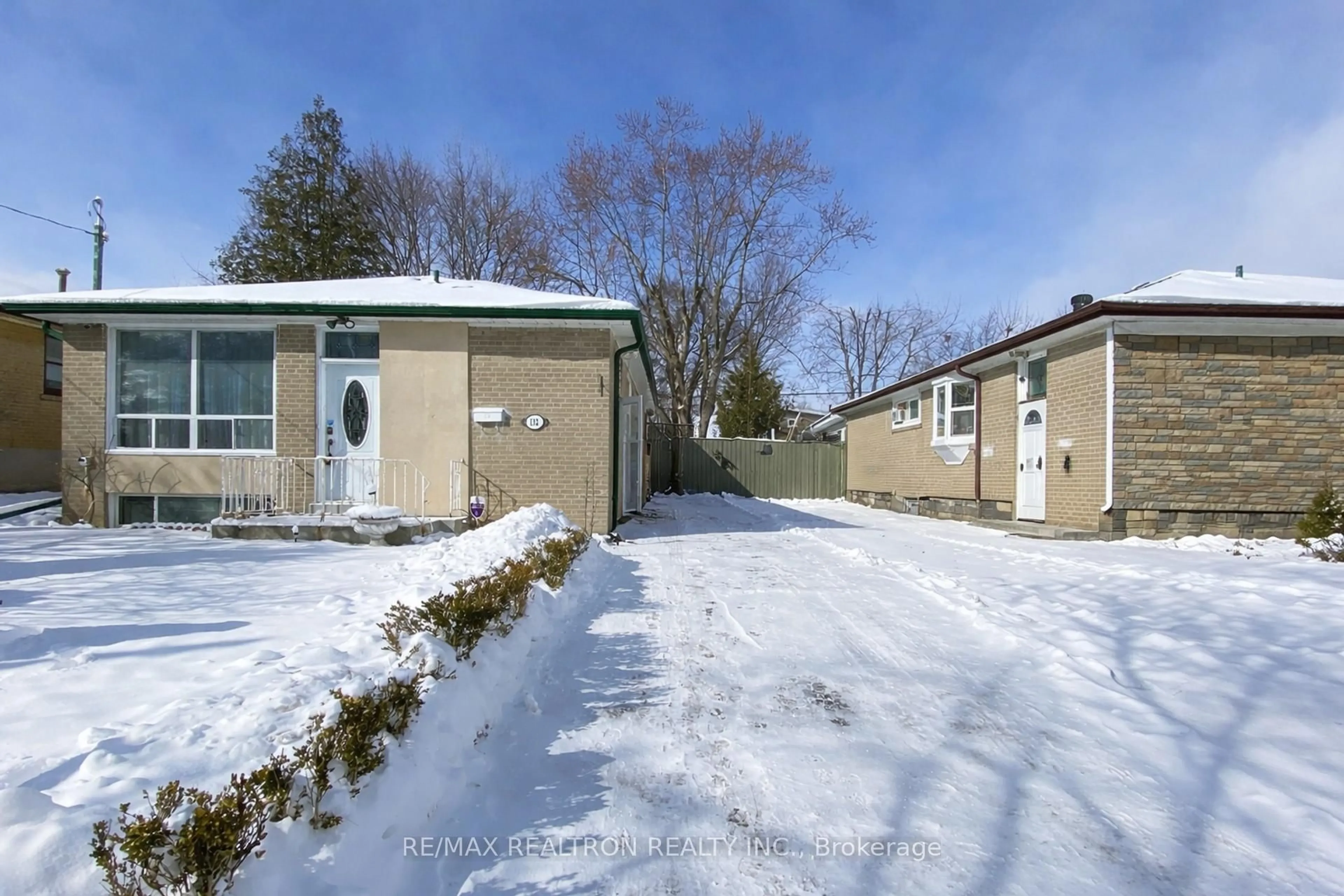 A pic from outside/outdoor area/front of a property/back of a property/a pic from drone, street for 132 Porchester Dr, Toronto Ontario M1J 2R7