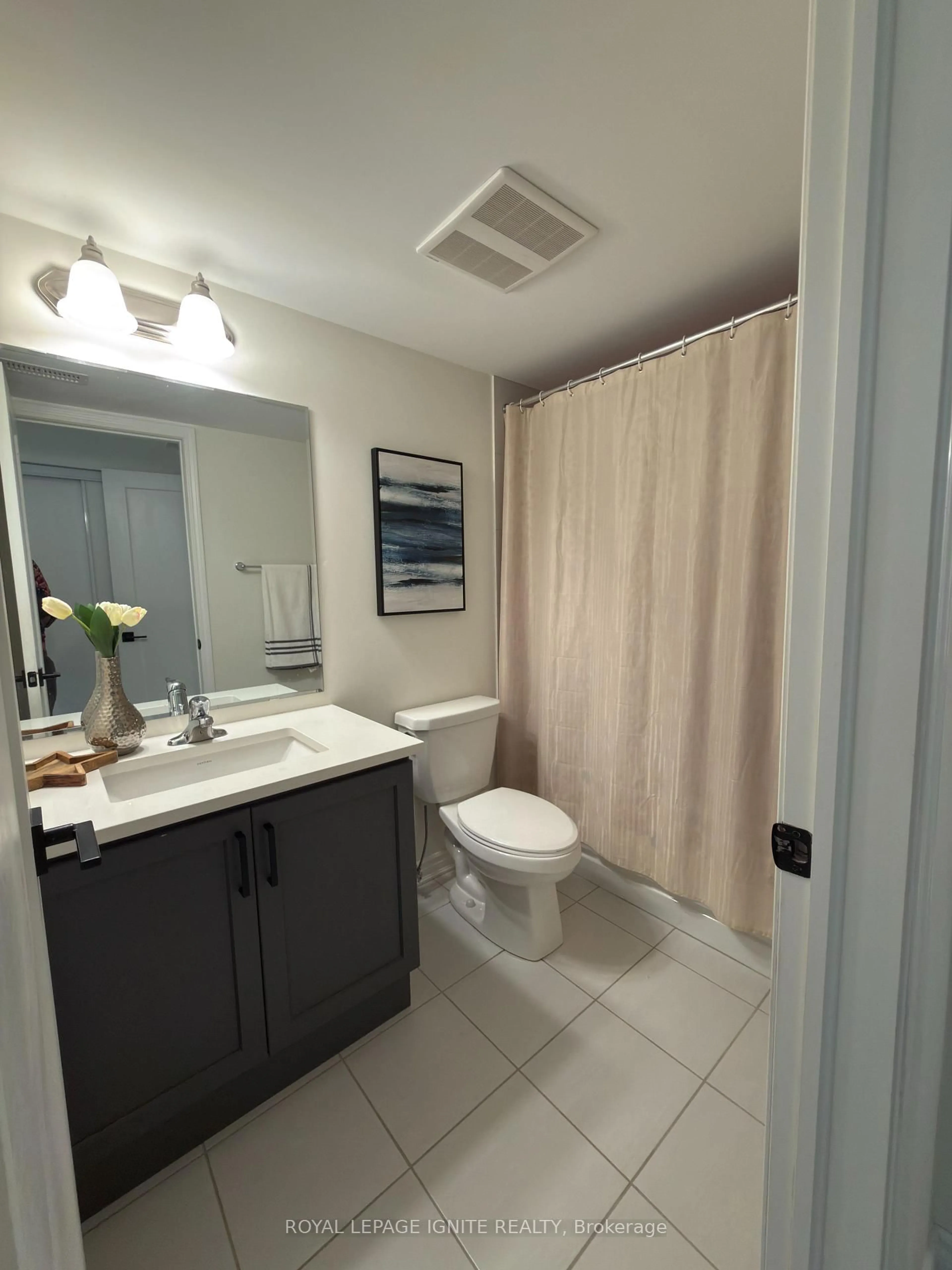 Standard bathroom, ceramic/tile floor for 1081 Danforth Rd #119, Toronto Ontario M1J 0B2