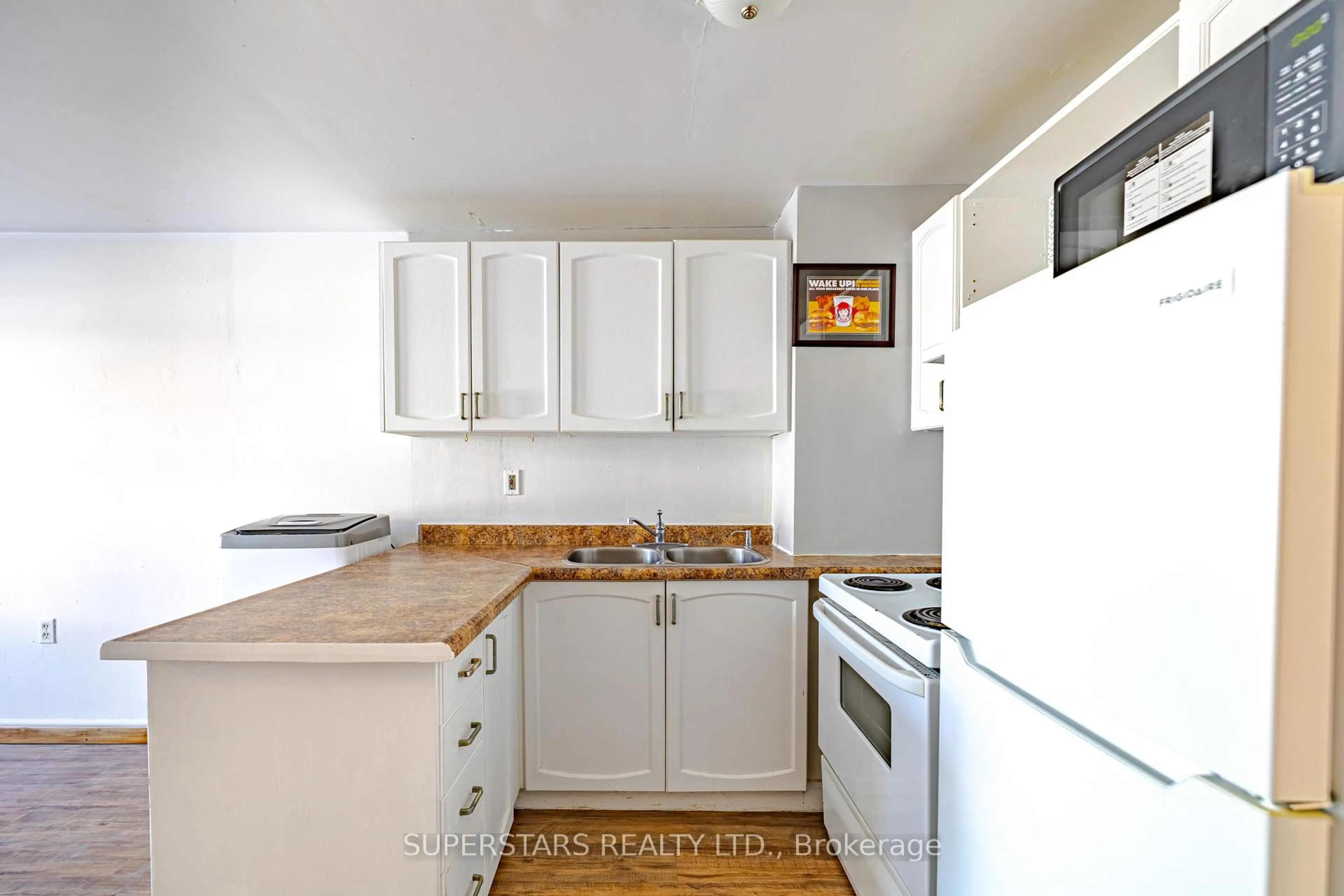 Standard kitchen, unknown for 165 1/2 Olive Ave, Oshawa Ontario L1H 2P1