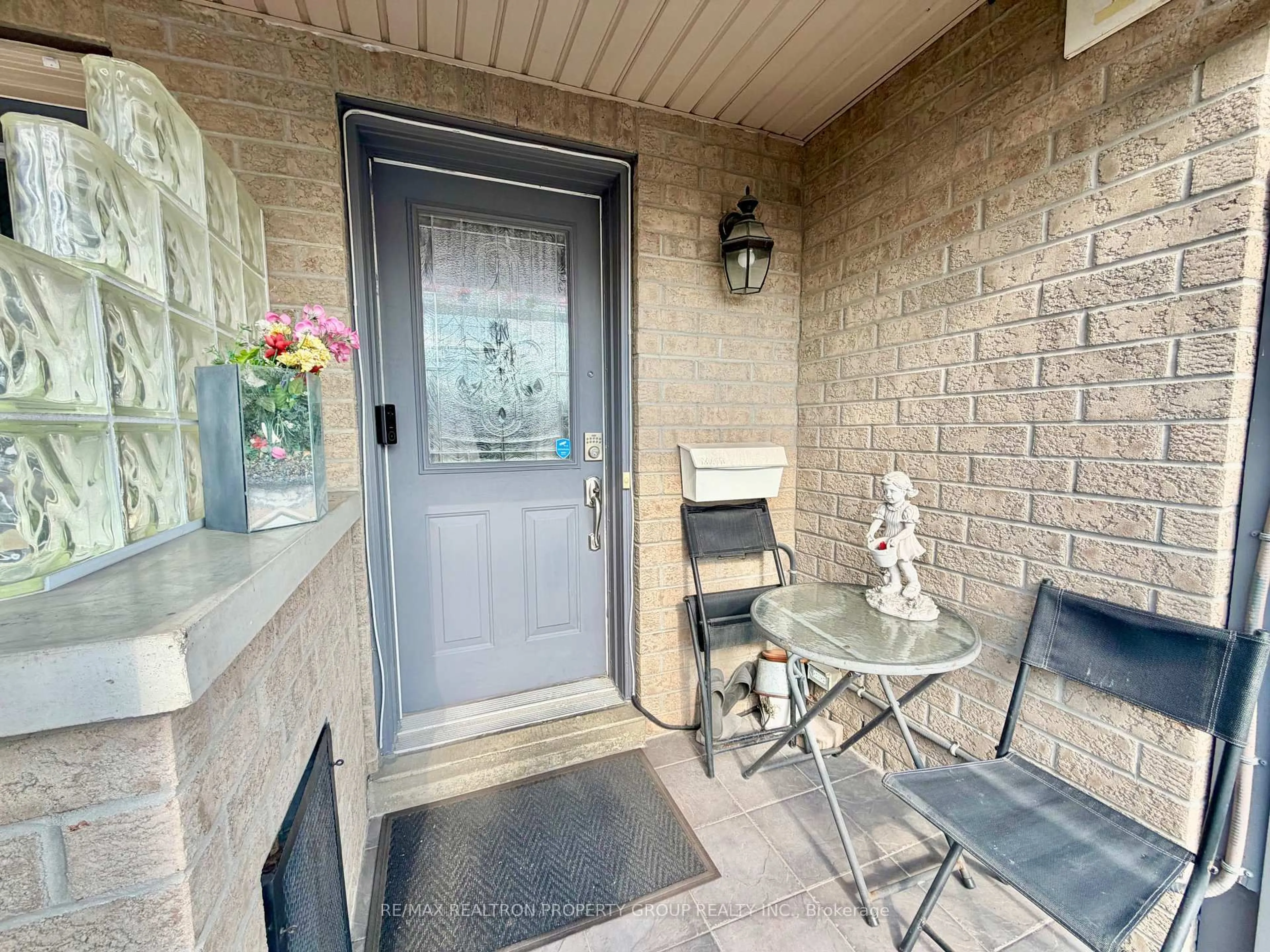 Indoor entryway for 65 Mike Myers Dr, Toronto Ontario M1P 5G4