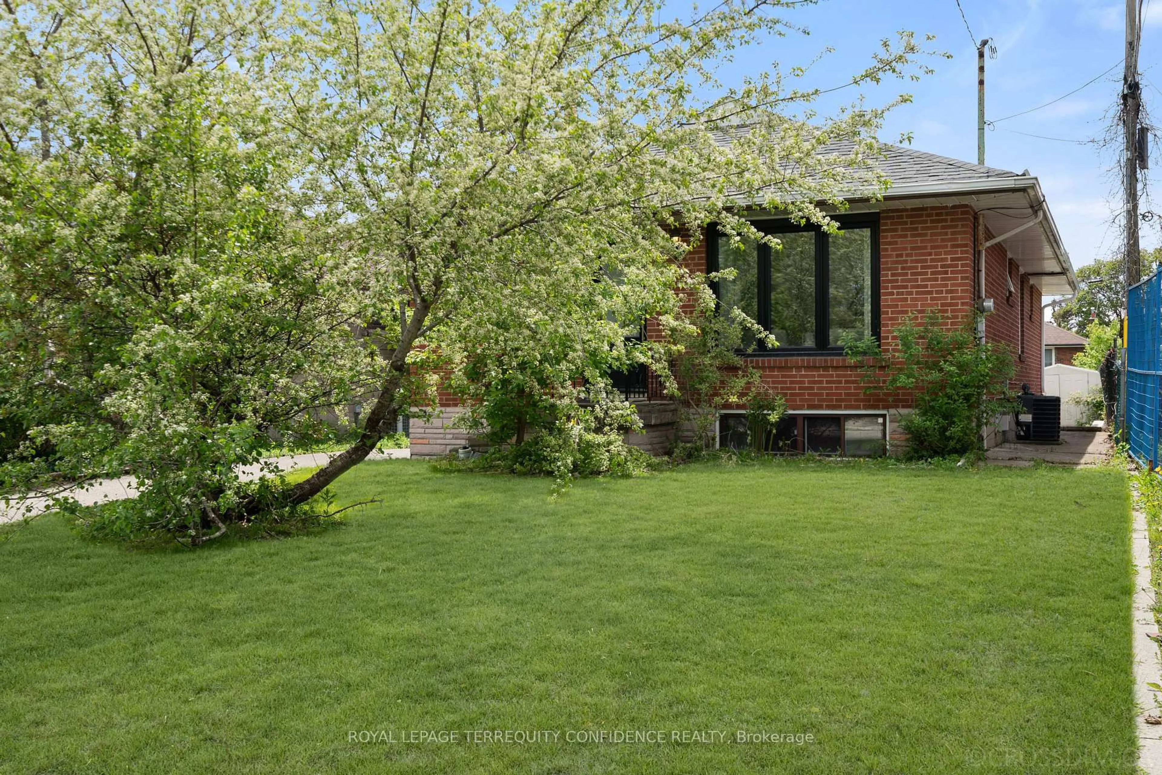 Patio, street for 71 Pachino Blvd, Toronto Ontario M1R 4J8