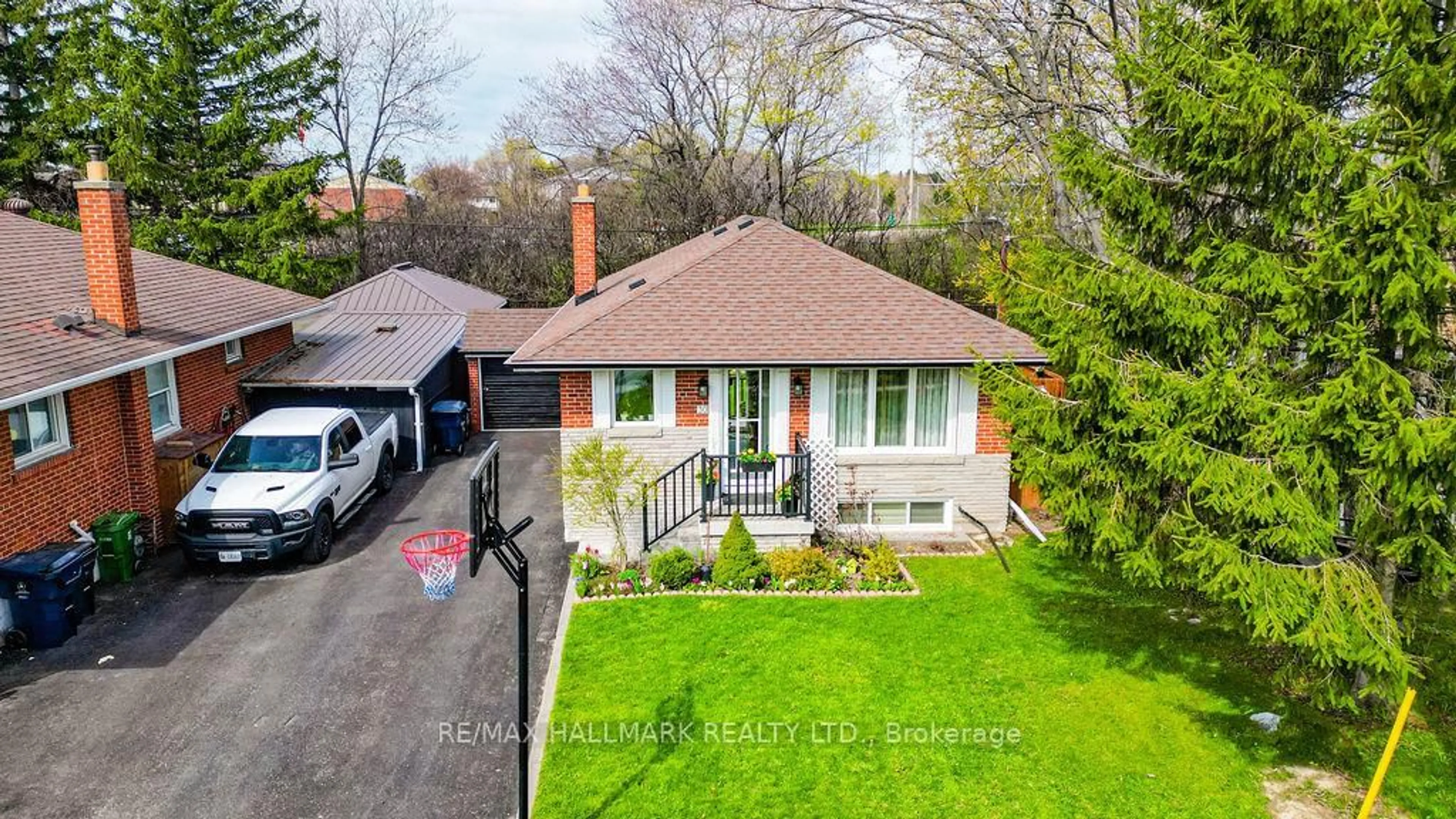 A pic from outside/outdoor area/front of a property/back of a property/a pic from drone, street for 30 Shandon Dr, Toronto Ontario M1R 4M5