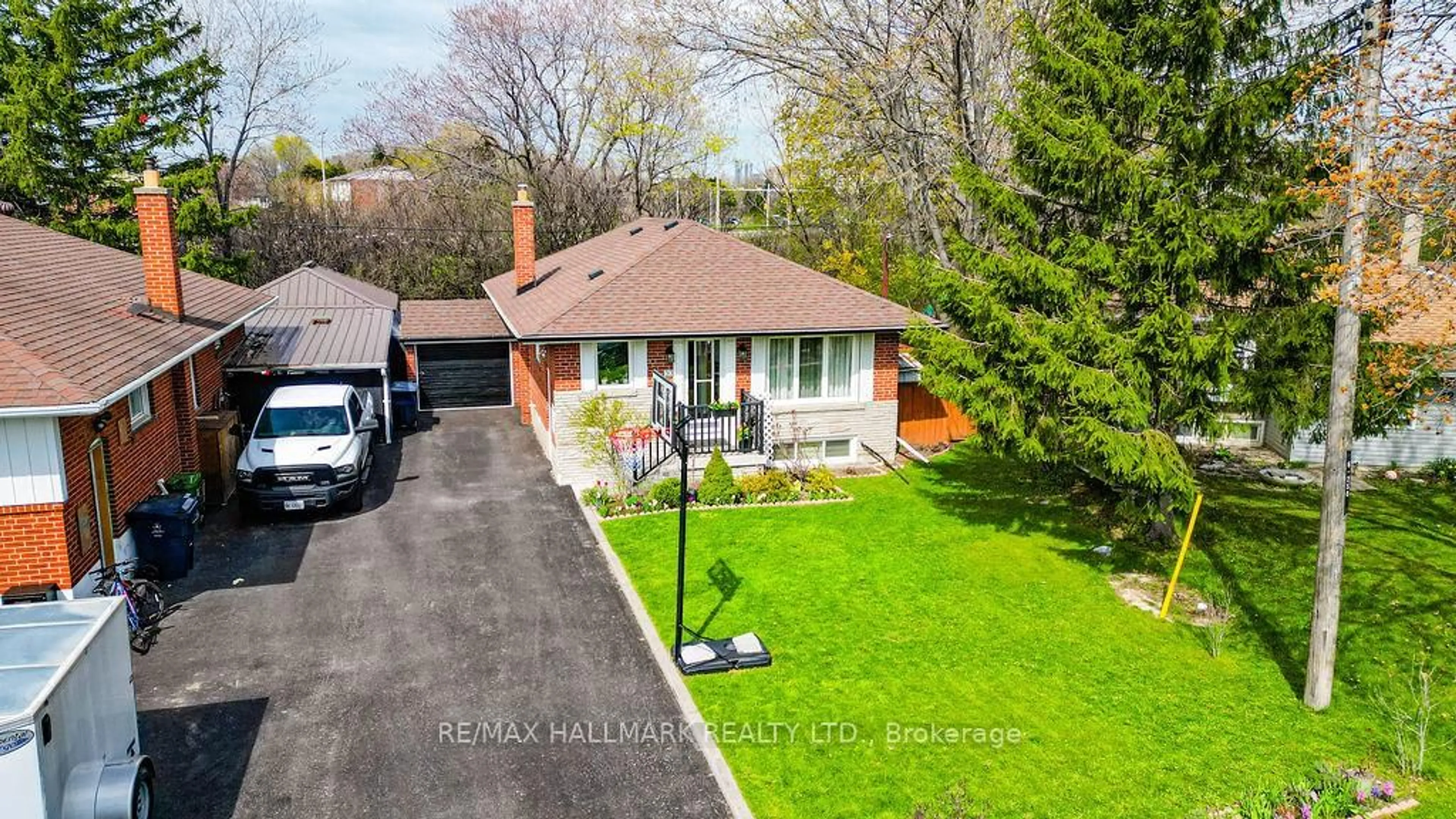 A pic from outside/outdoor area/front of a property/back of a property/a pic from drone, street for 30 Shandon Dr, Toronto Ontario M1R 4M5