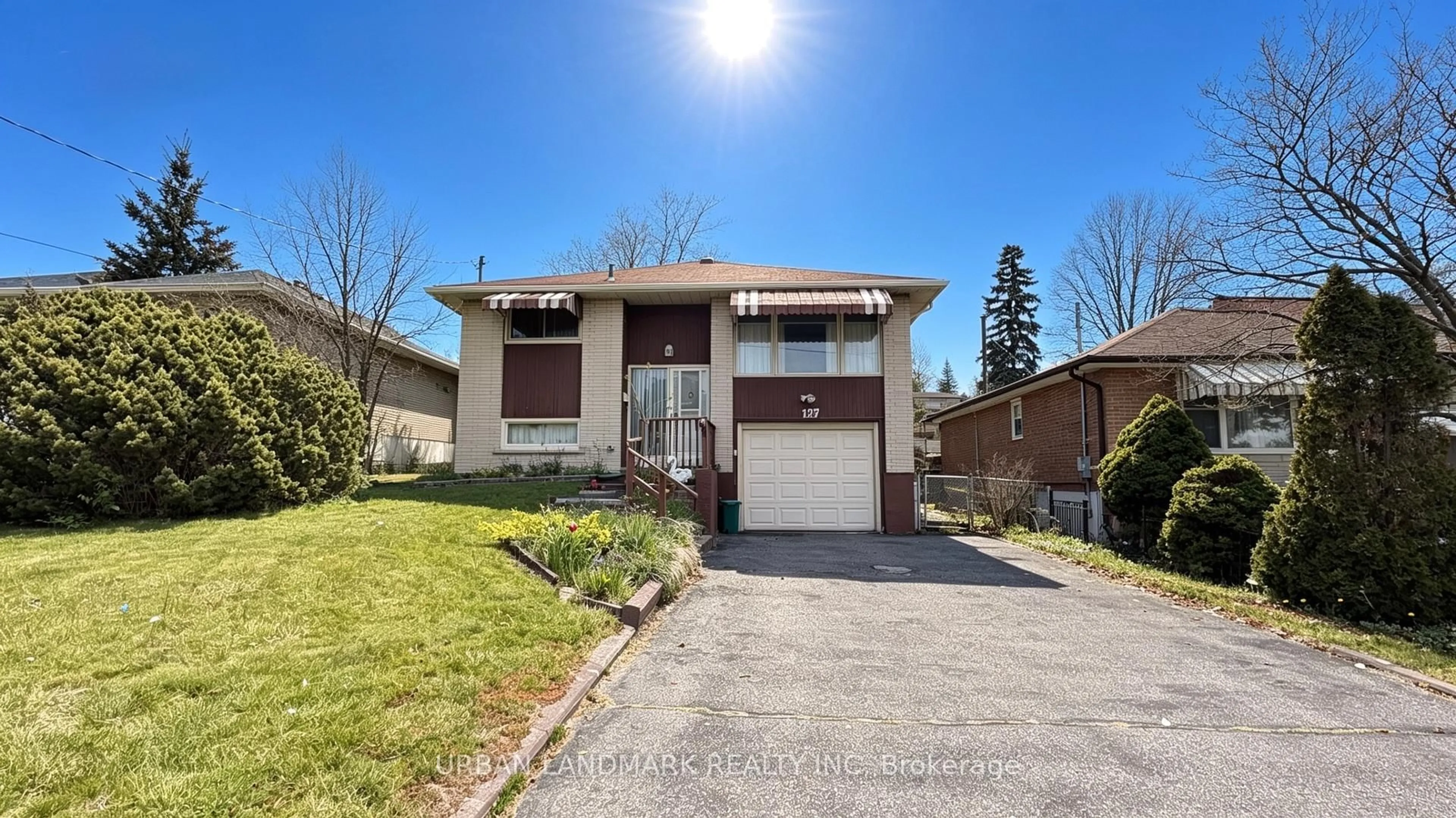 Home with brick exterior material, street for 127 Keewatin St, Oshawa Ontario L1H 6Z2