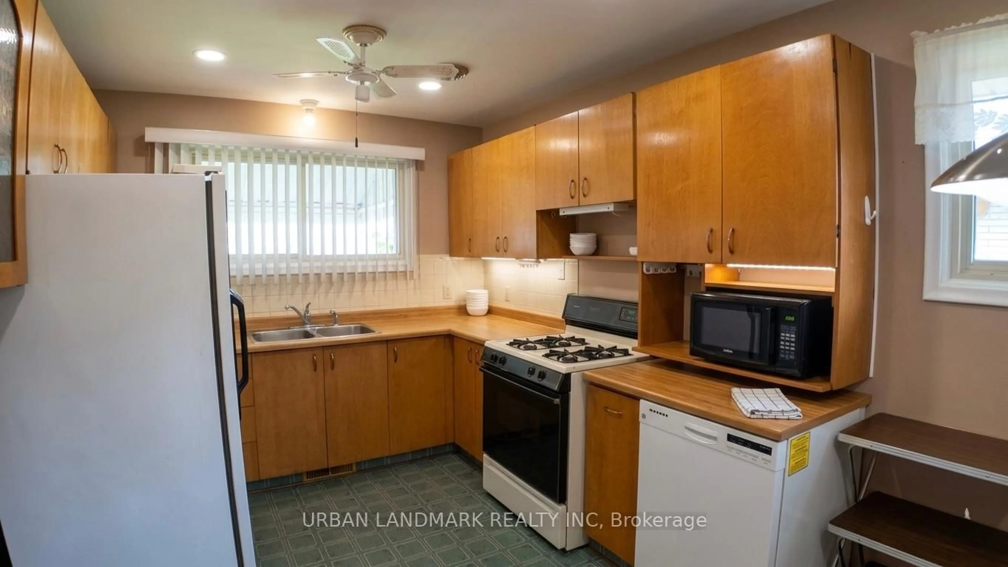 Standard kitchen, wood/laminate floor for 127 Keewatin St, Oshawa Ontario L1H 6Z2