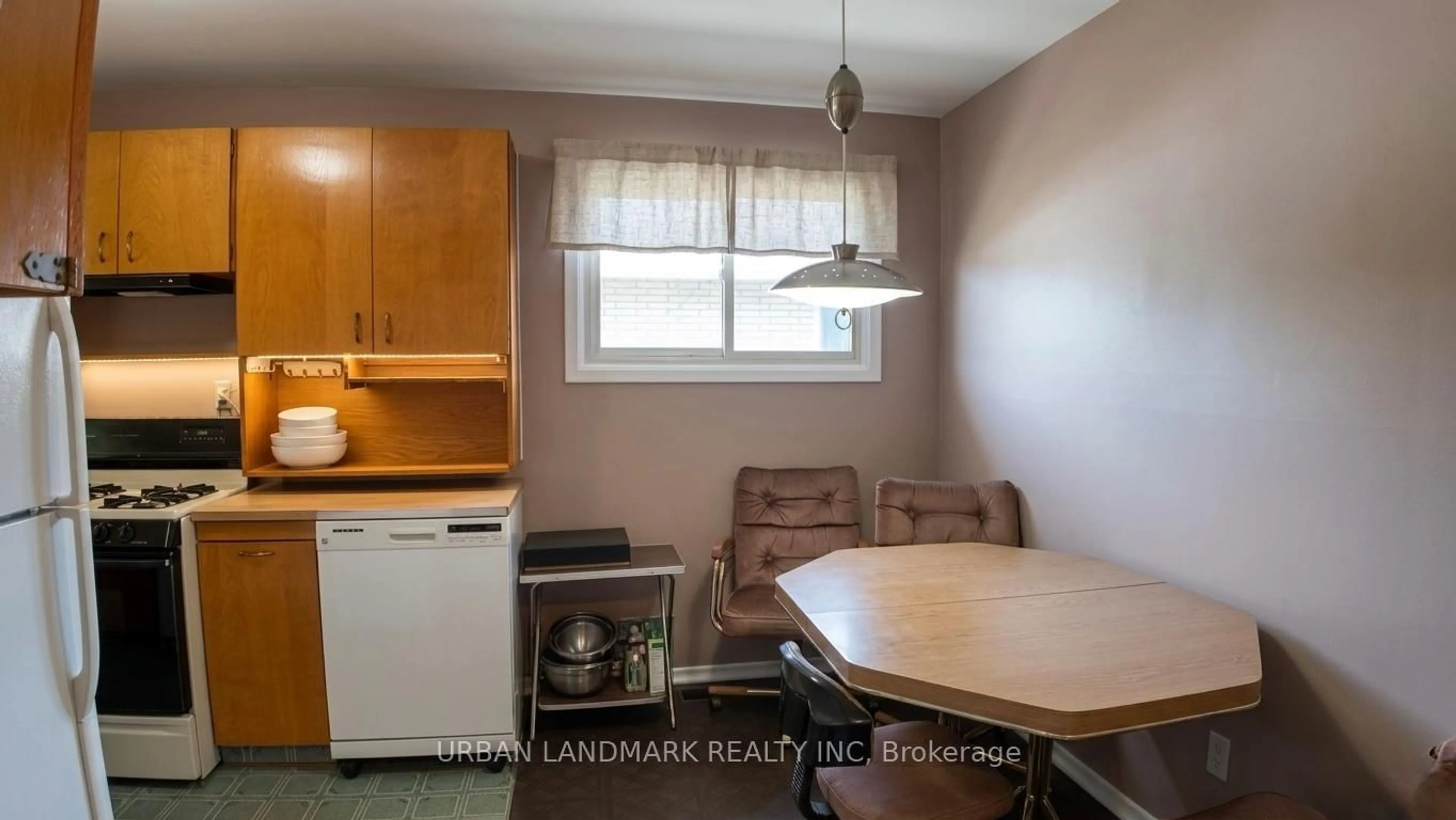 Standard kitchen, unknown for 127 Keewatin St, Oshawa Ontario L1H 6Z2