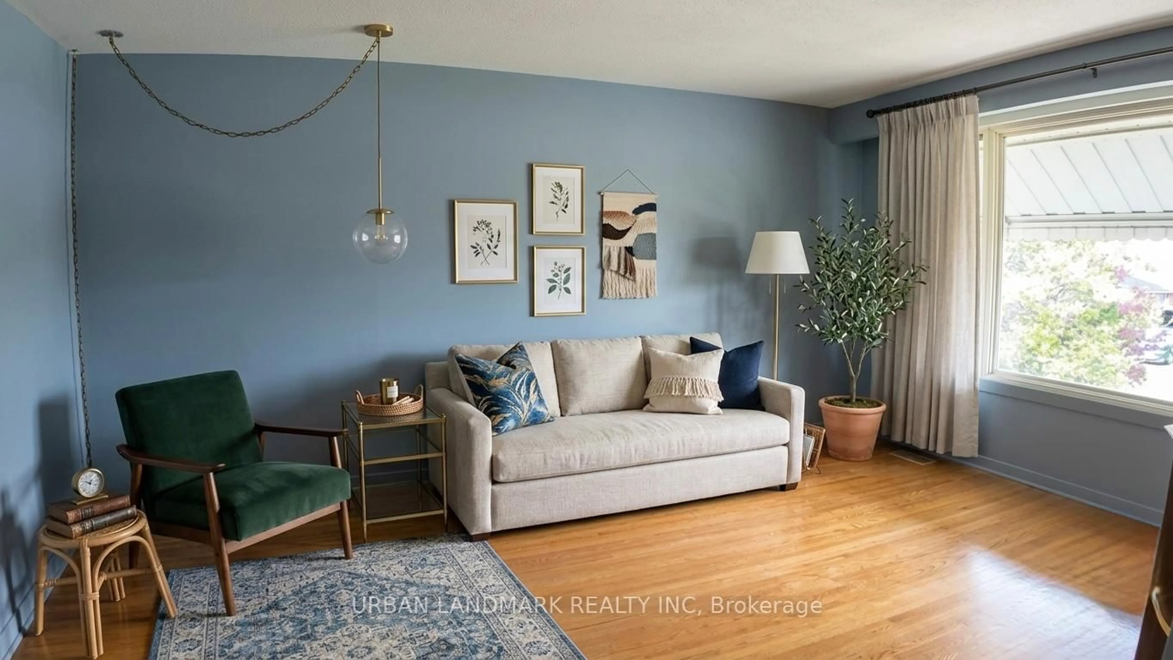 Living room with furniture, wood/laminate floor for 127 Keewatin St, Oshawa Ontario L1H 6Z2