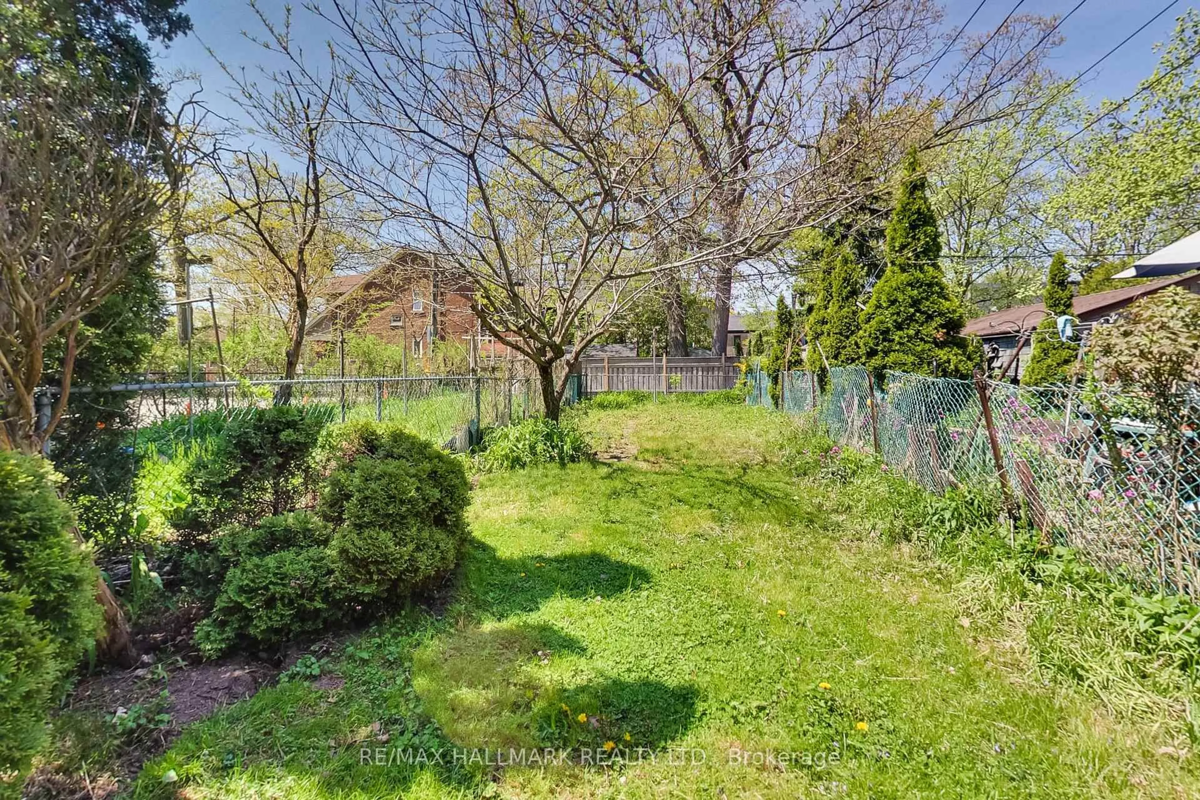 Patio, street for 76 Main St, Toronto Ontario M4E 2V7