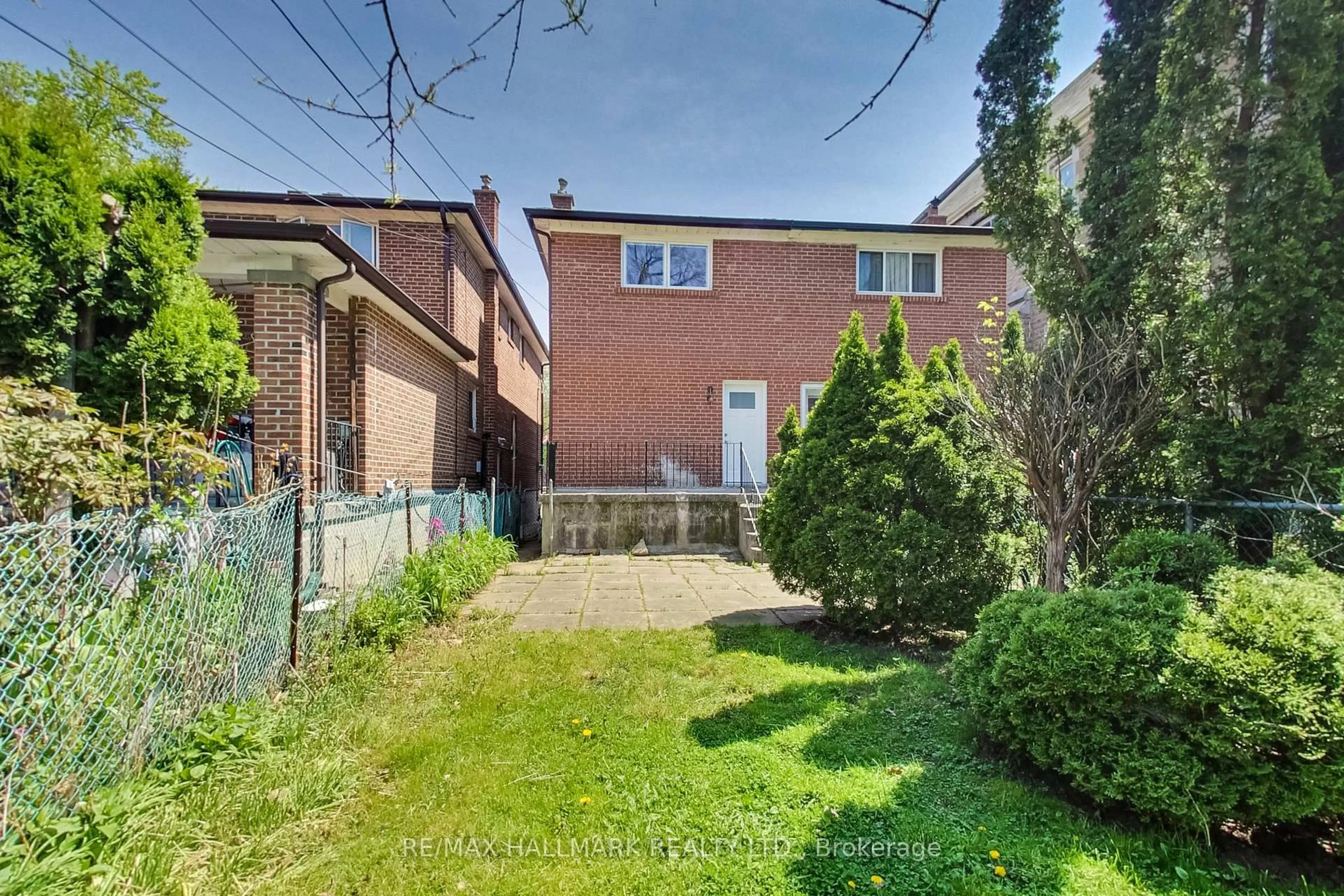 A pic from outside/outdoor area/front of a property/back of a property/a pic from drone, street for 76 Main St, Toronto Ontario M4E 2V7