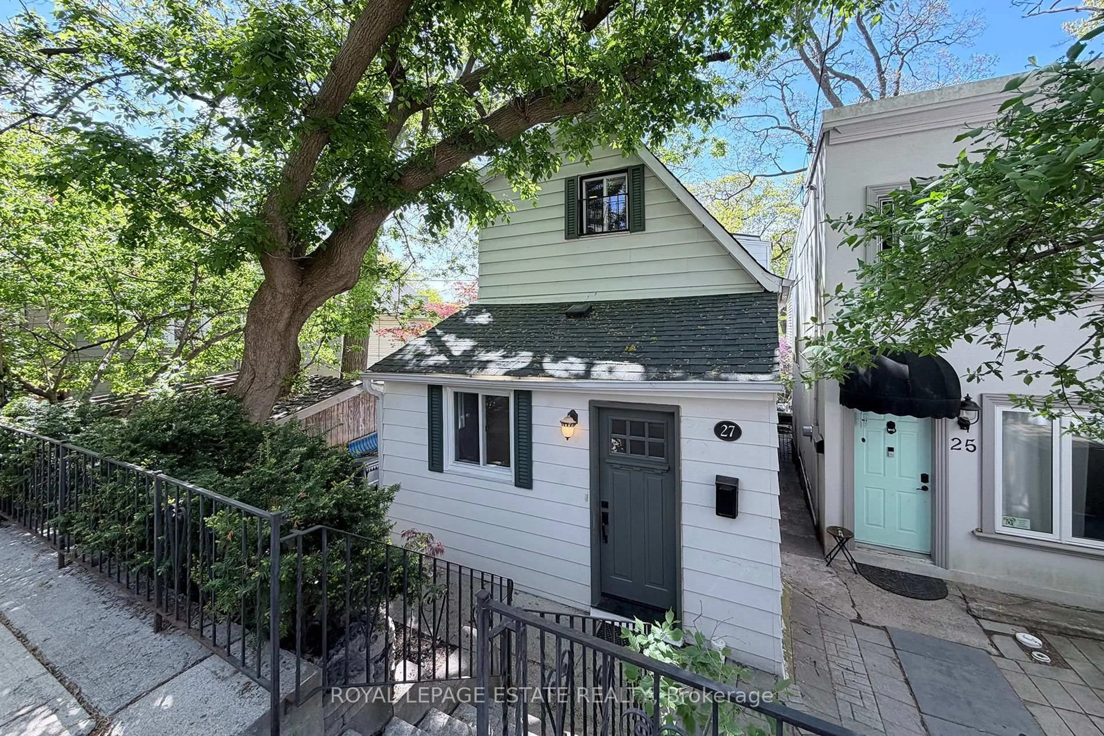 A pic from outside/outdoor area/front of a property/back of a property/a pic from drone, street for 27 Sycamore Pl, Toronto Ontario M4E 1K3