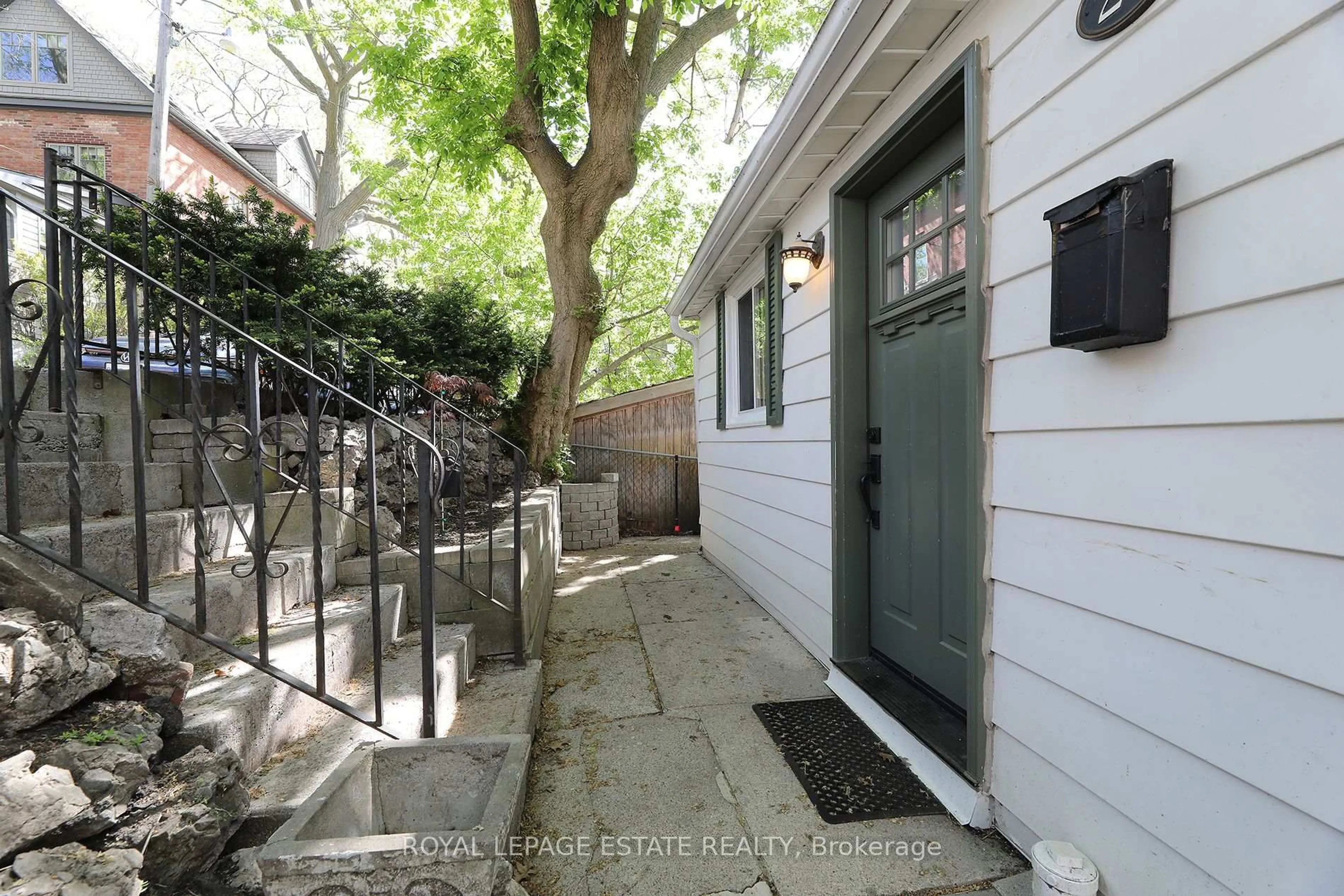 Patio, street for 27 Sycamore Pl, Toronto Ontario M4E 1K3