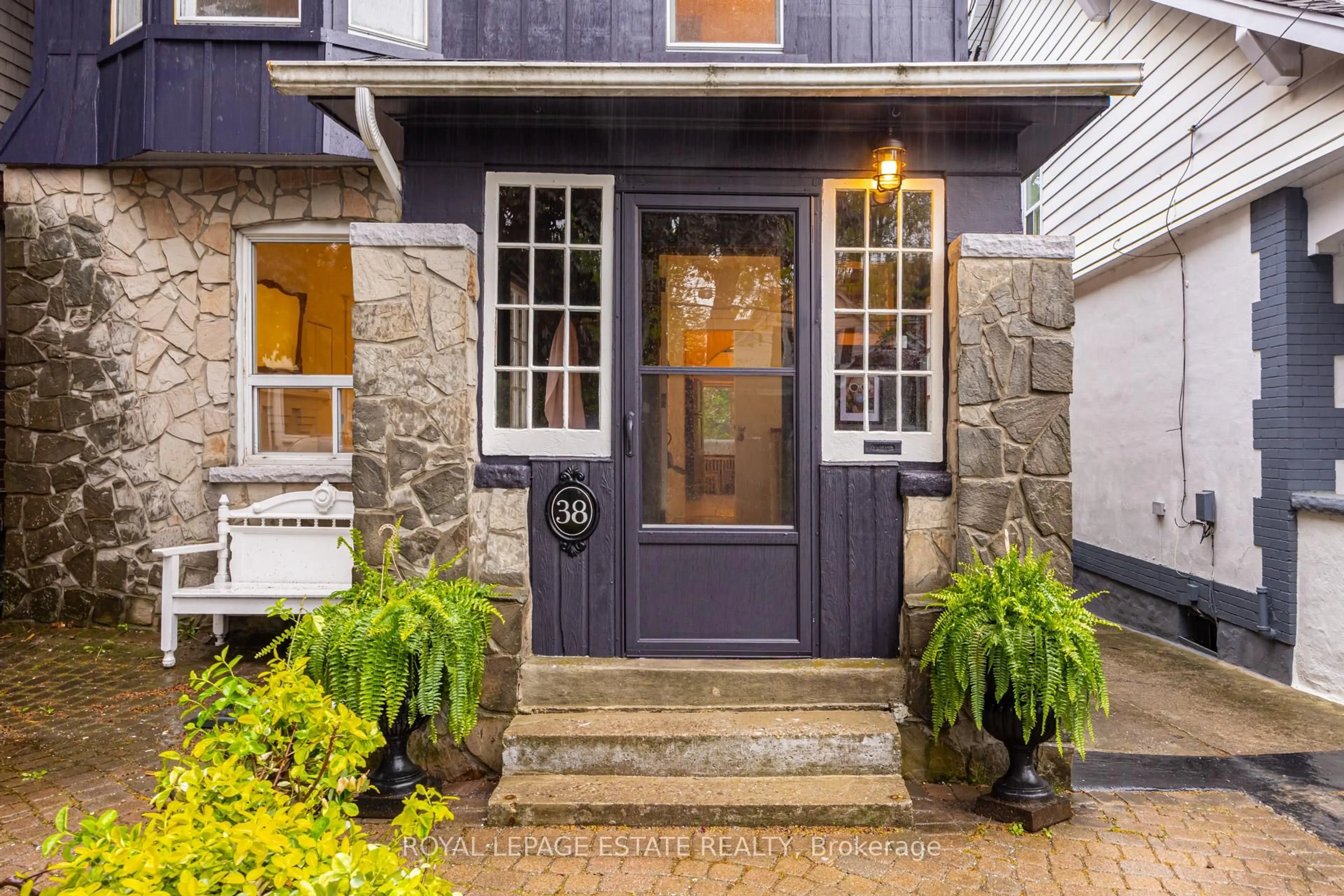 Indoor entryway for 38 Queensbury Ave, Toronto Ontario M1N 2X7