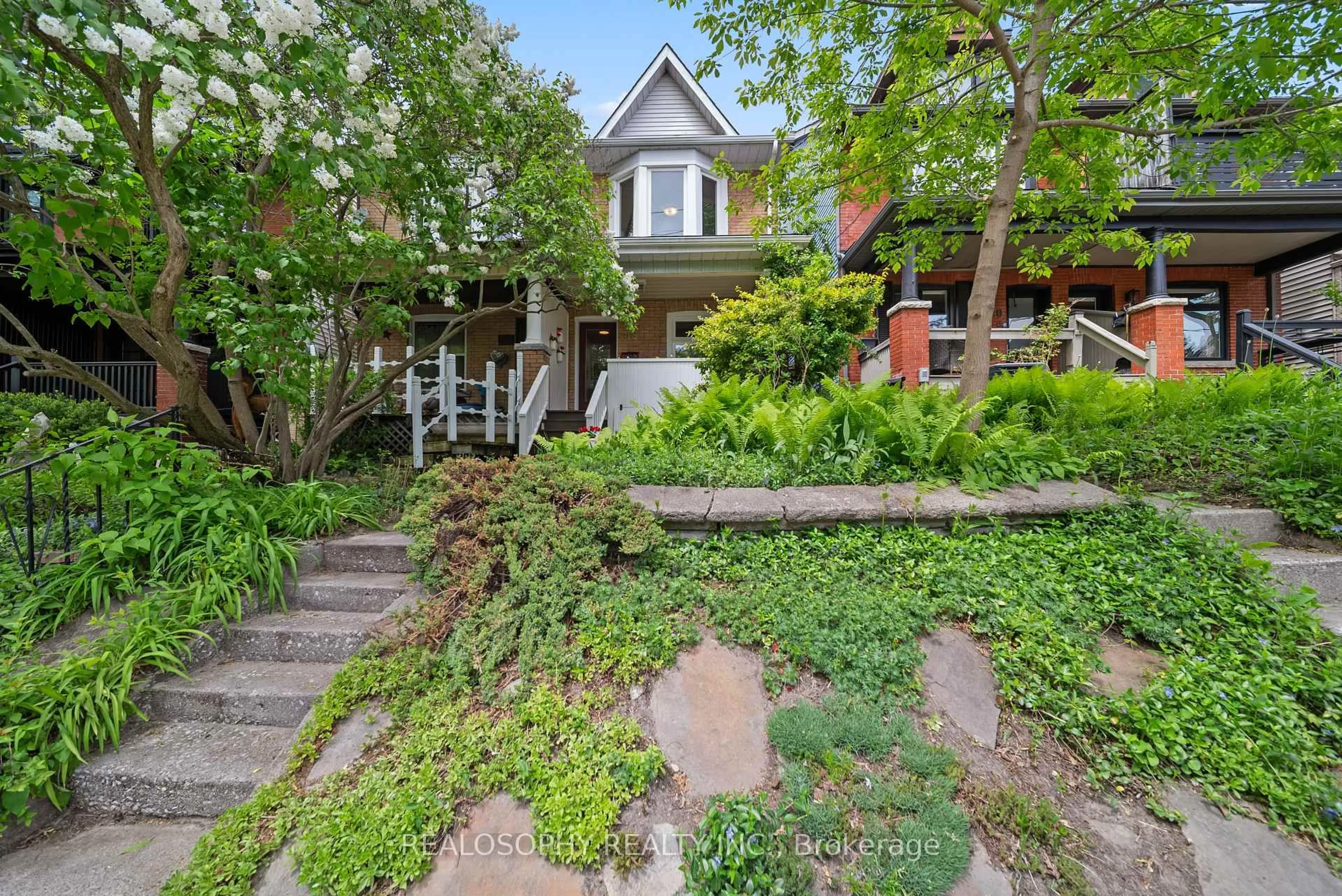 Patio, street for 118 Ivy Ave, Toronto Ontario M4L 2H7