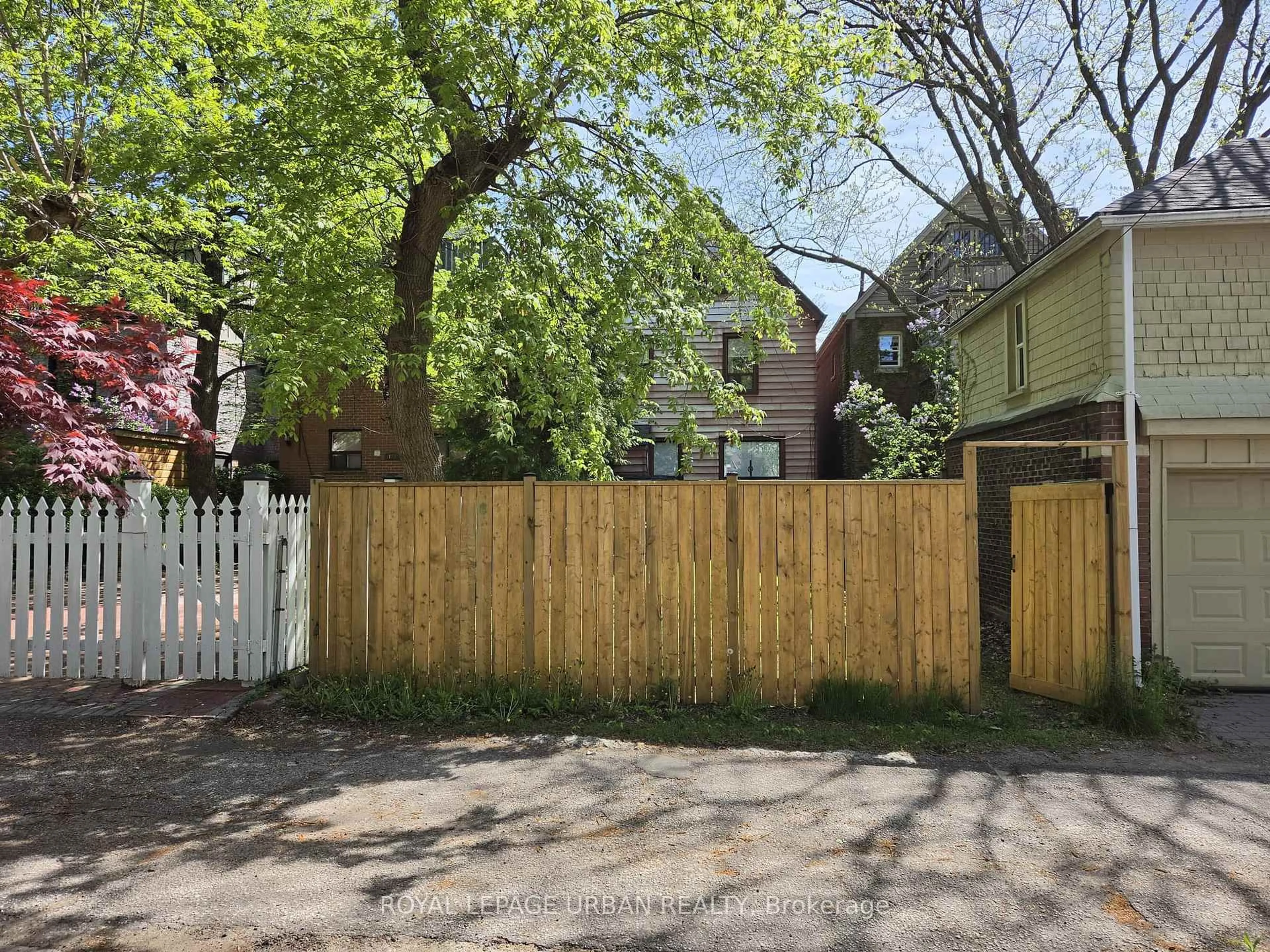 A pic from outside/outdoor area/front of a property/back of a property/a pic from drone, street for 118 Ferrier Ave, Toronto Ontario M4K 3H4