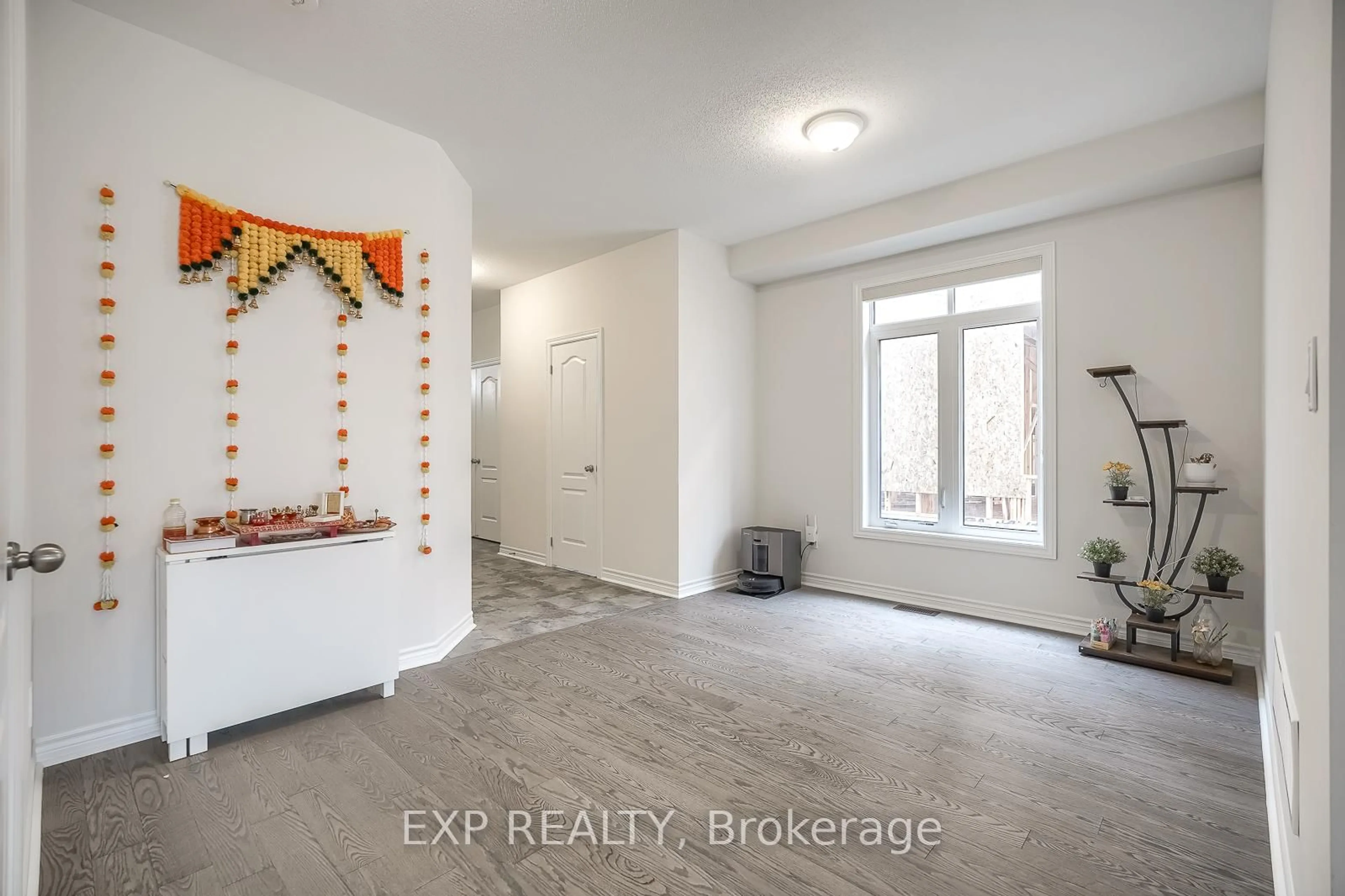 Indoor entryway for 1020 Matthew Murray Cres, Oshawa Ontario L1K 3G5