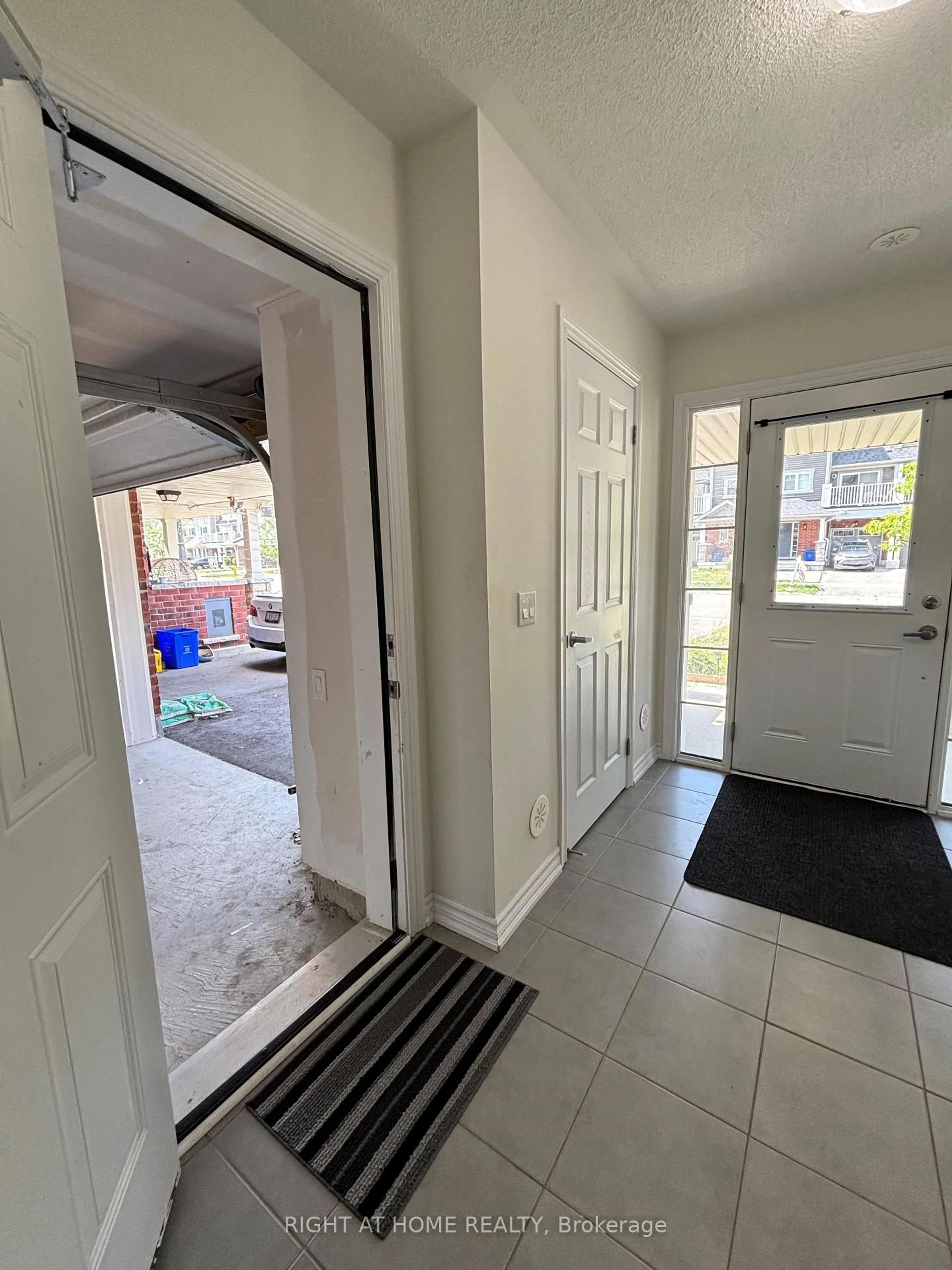 Indoor entryway for 24 Nearco Cres, Oshawa Ontario L1L 0J4
