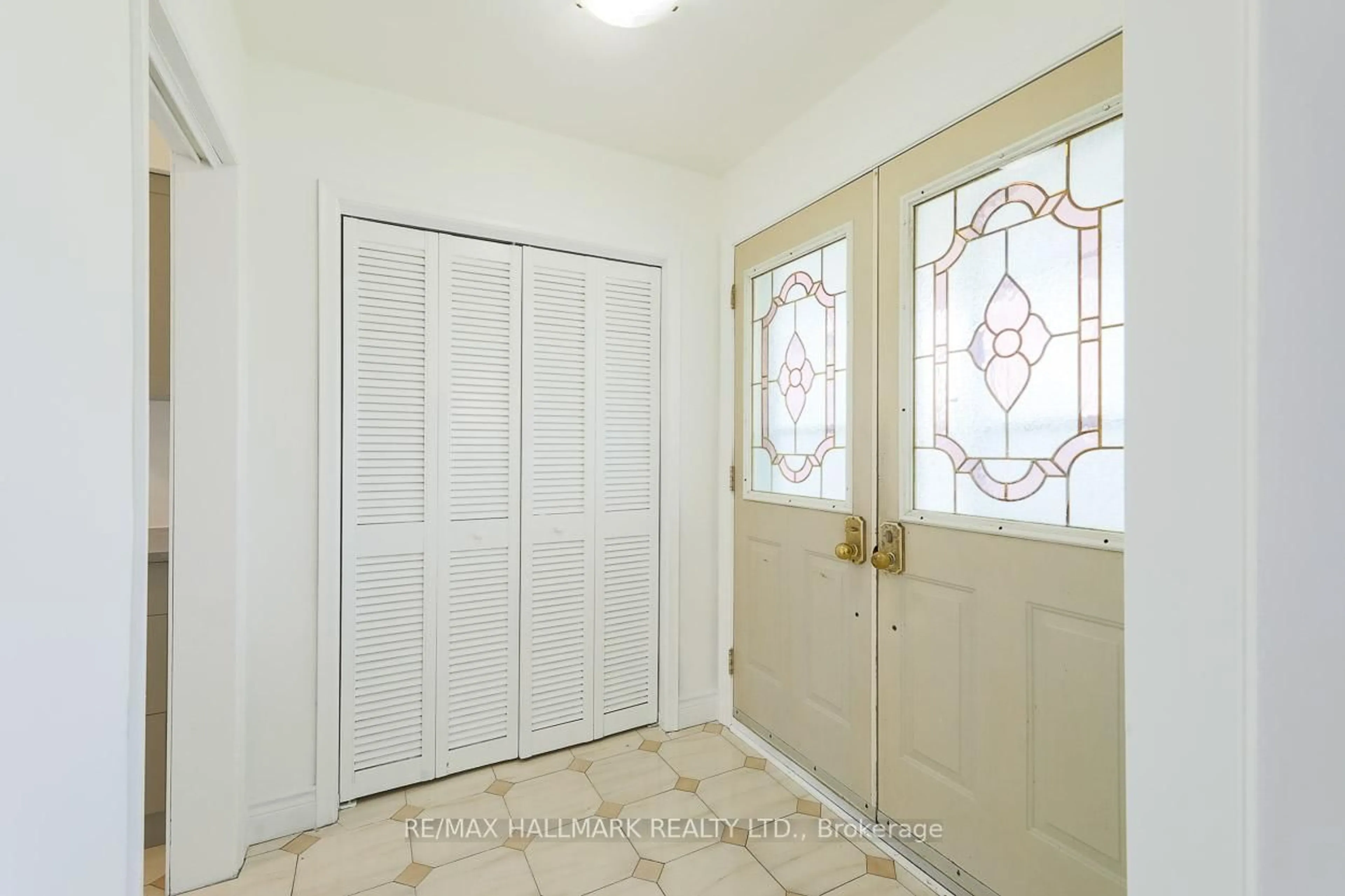 Indoor entryway for 767 Midland Ave, Toronto Ontario M1K 4E5