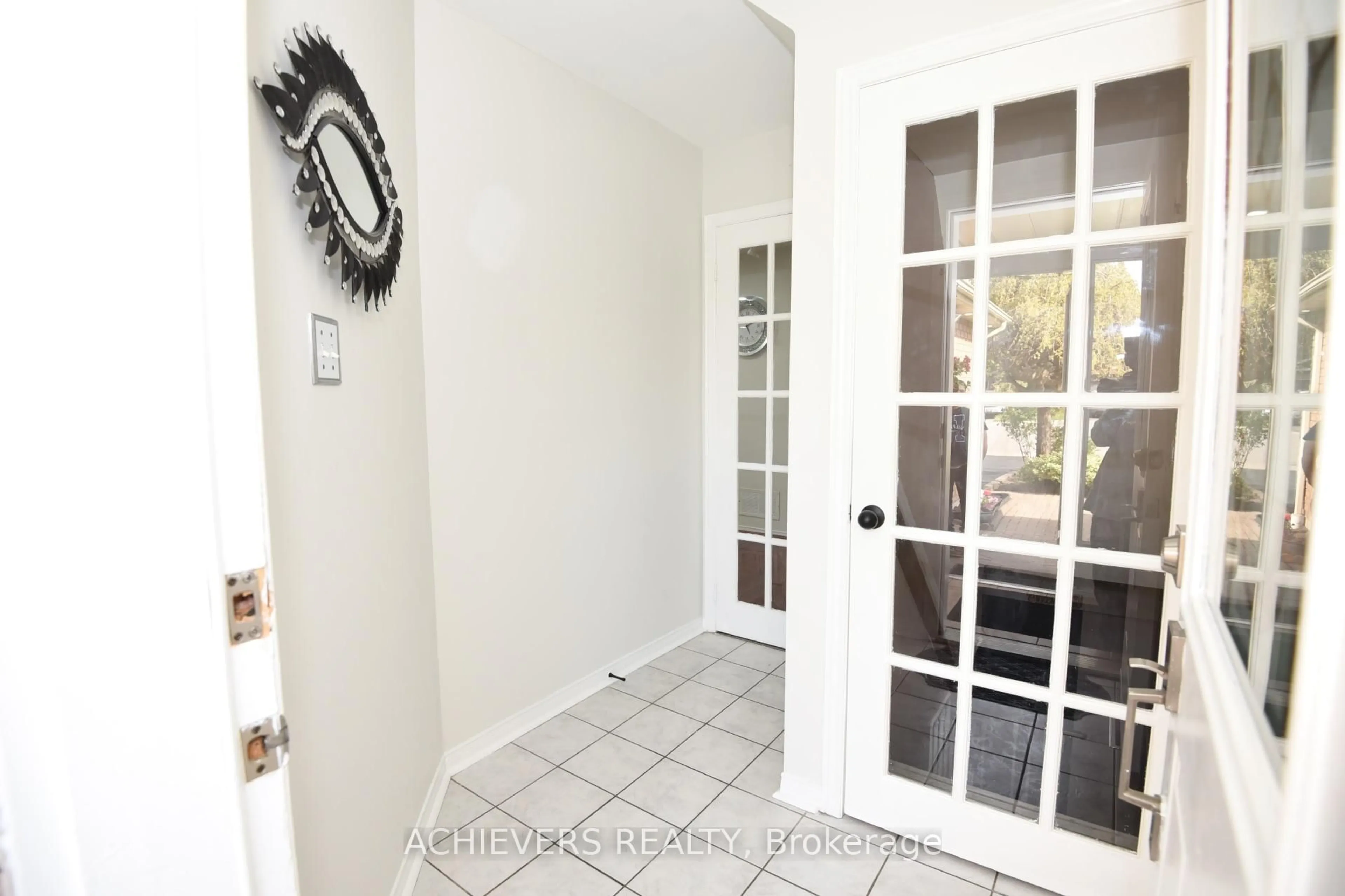 Indoor entryway for 10 Gramercy Sq, Toronto Ontario M1X 1S5