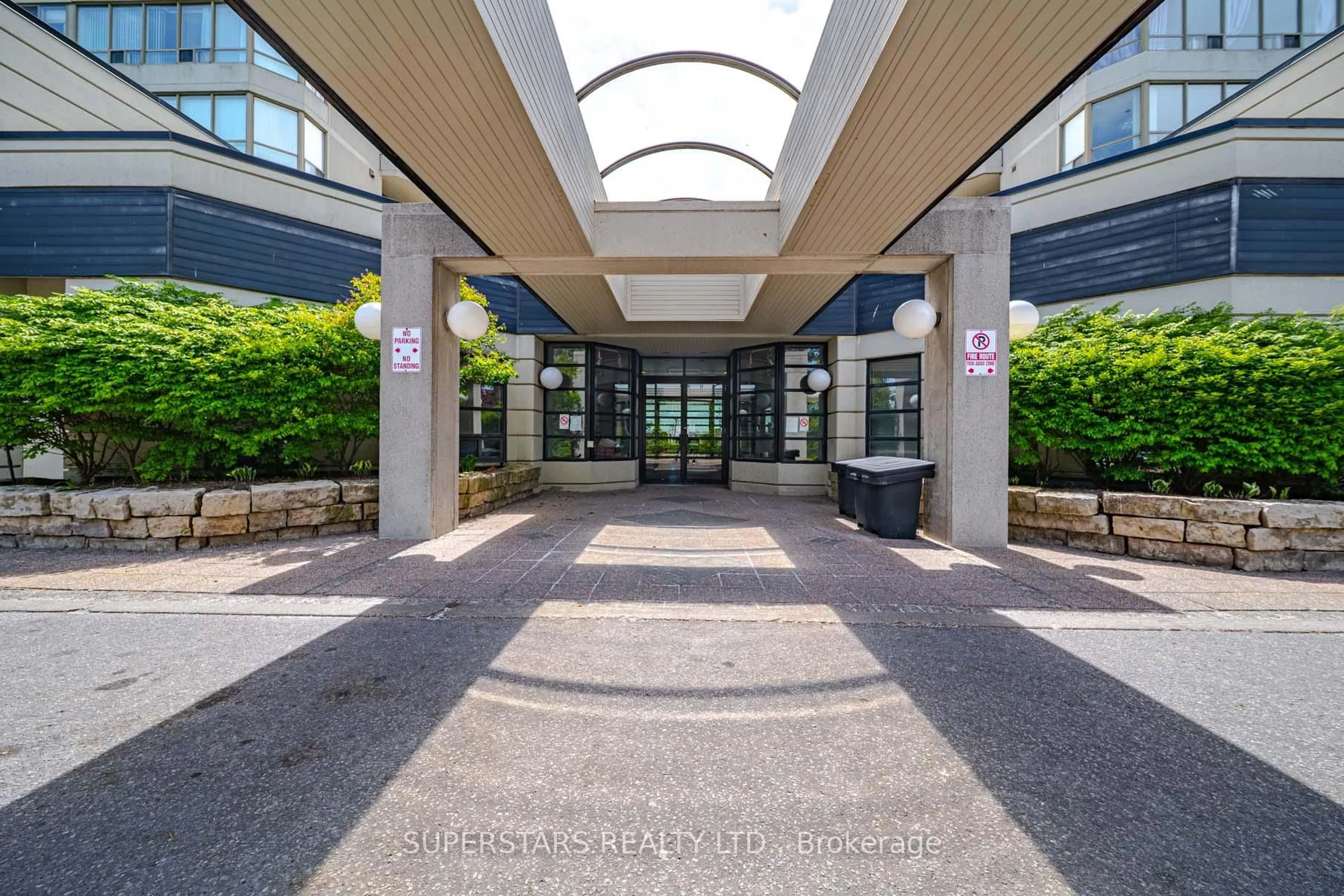 Indoor foyer for 160 Alton Towers Circ #1813, Toronto Ontario M1V 4X8