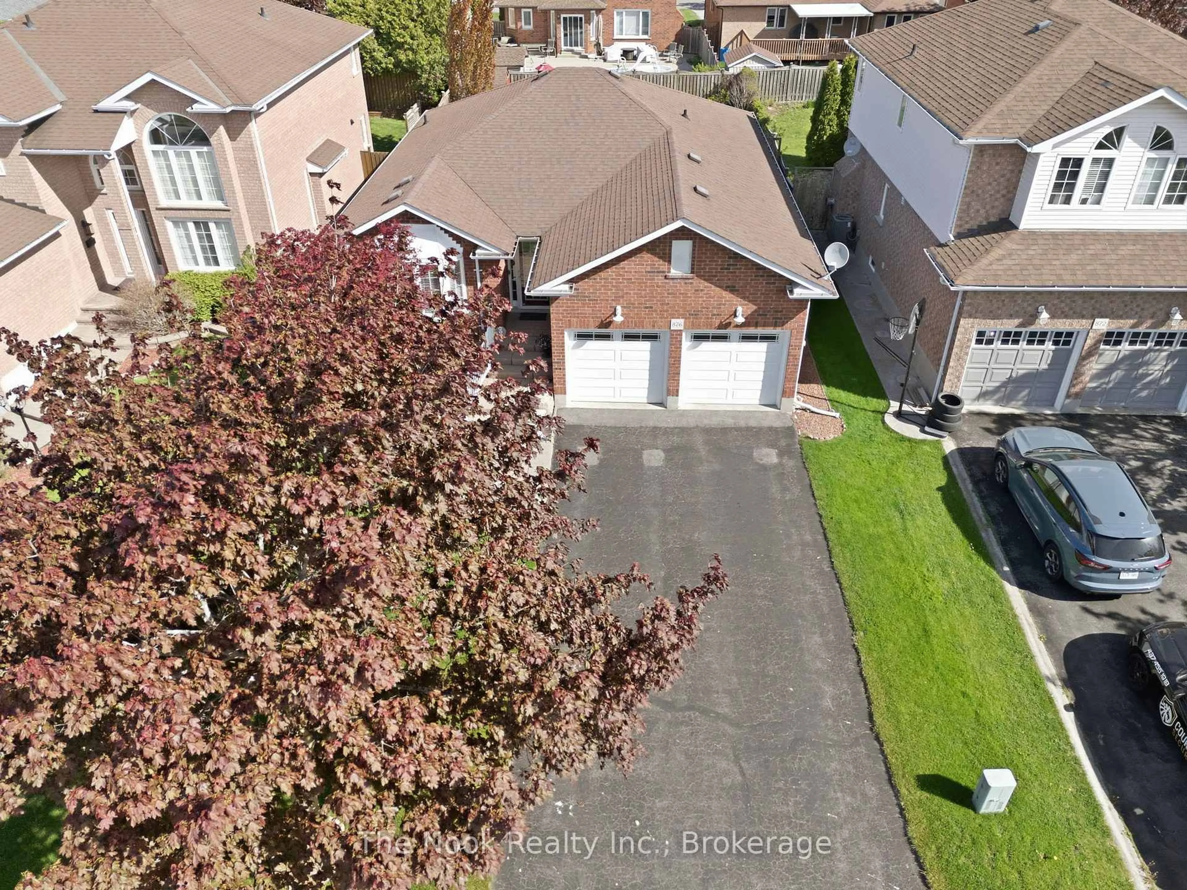 A pic from outside/outdoor area/front of a property/back of a property/a pic from drone, street for 876 Sundance Circ, Oshawa Ontario L1J 8P1