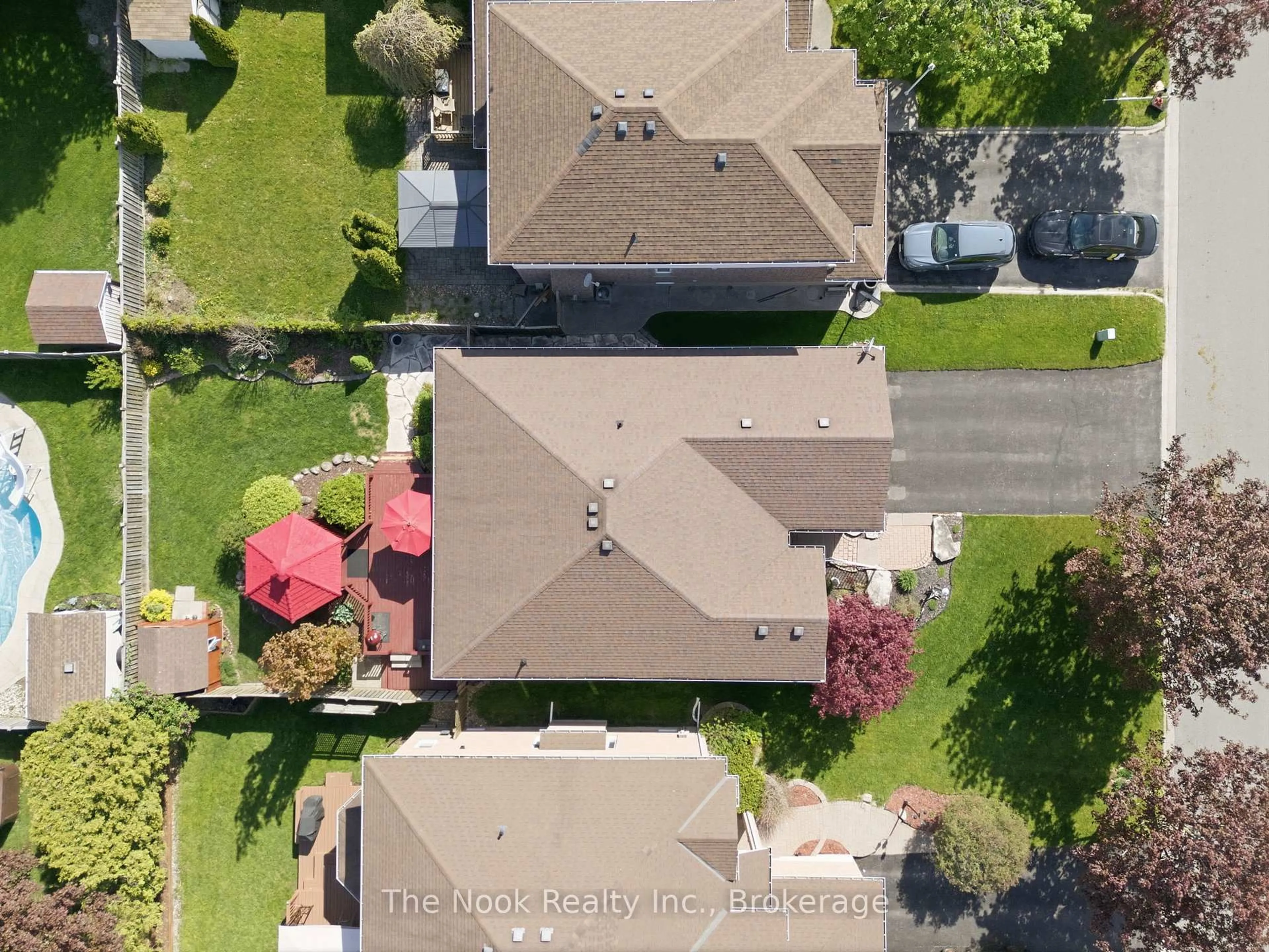 A pic from outside/outdoor area/front of a property/back of a property/a pic from drone, street for 876 Sundance Circ, Oshawa Ontario L1J 8P1