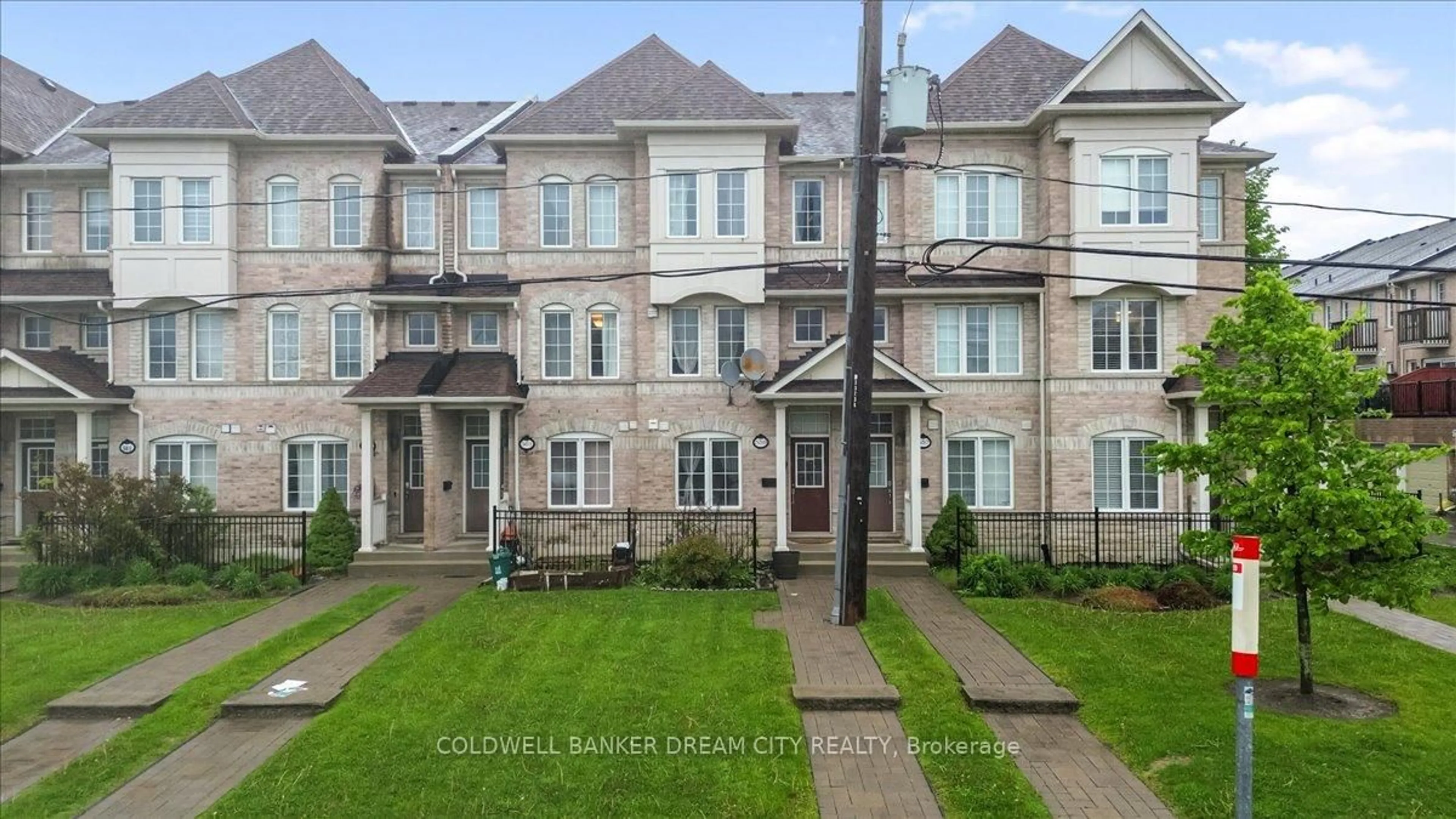 A pic from outside/outdoor area/front of a property/back of a property/a pic from drone, street for 559 Midland Ave, Toronto Ontario M1N 4E8